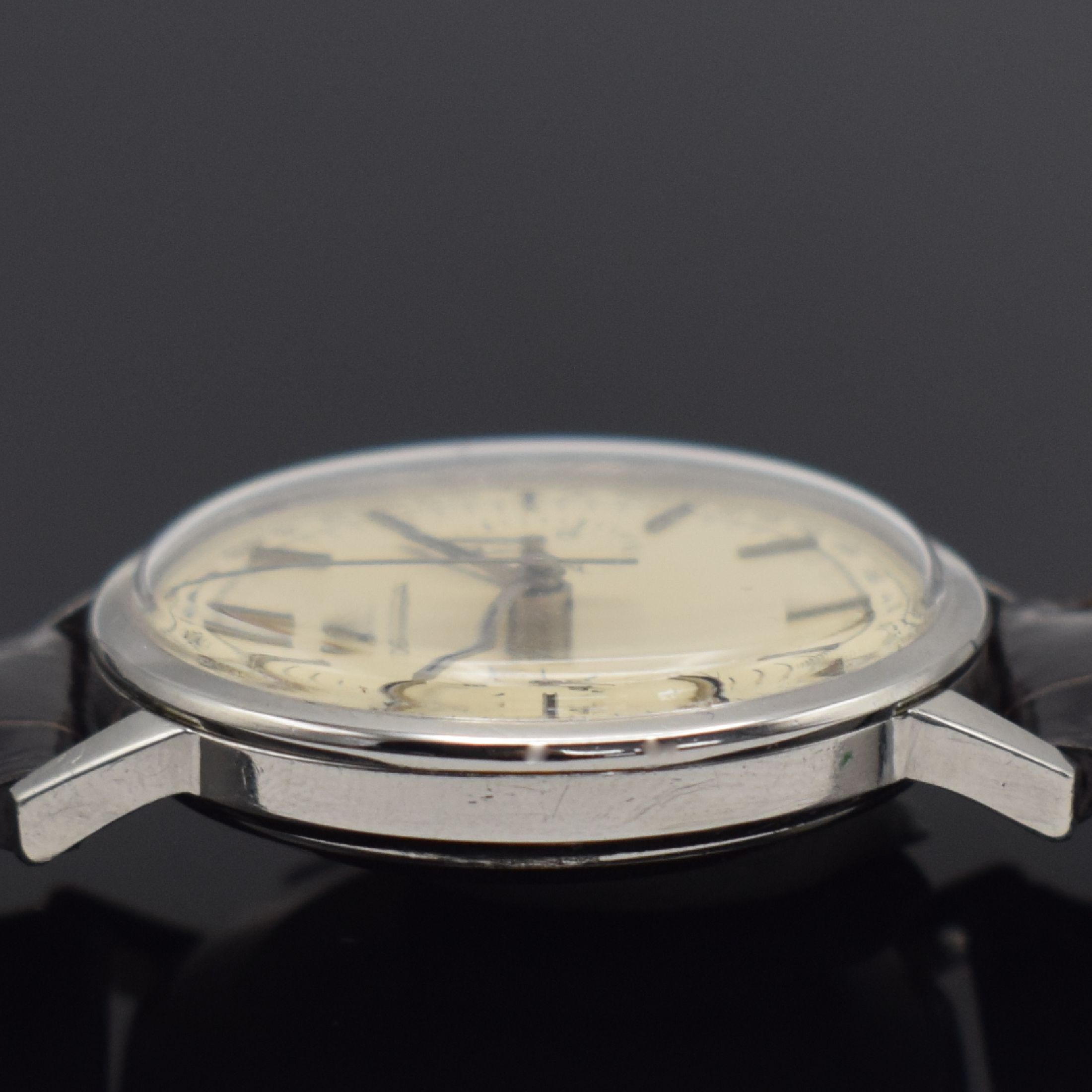 Detail c: OMEGA Herrenchronograph Kaliber 320 in Stahl Referenz 101.009-63, Schweiz um 1963, Handaufzug, 3-tlg. Geh. Boden & Glasrand aufgedr., ...