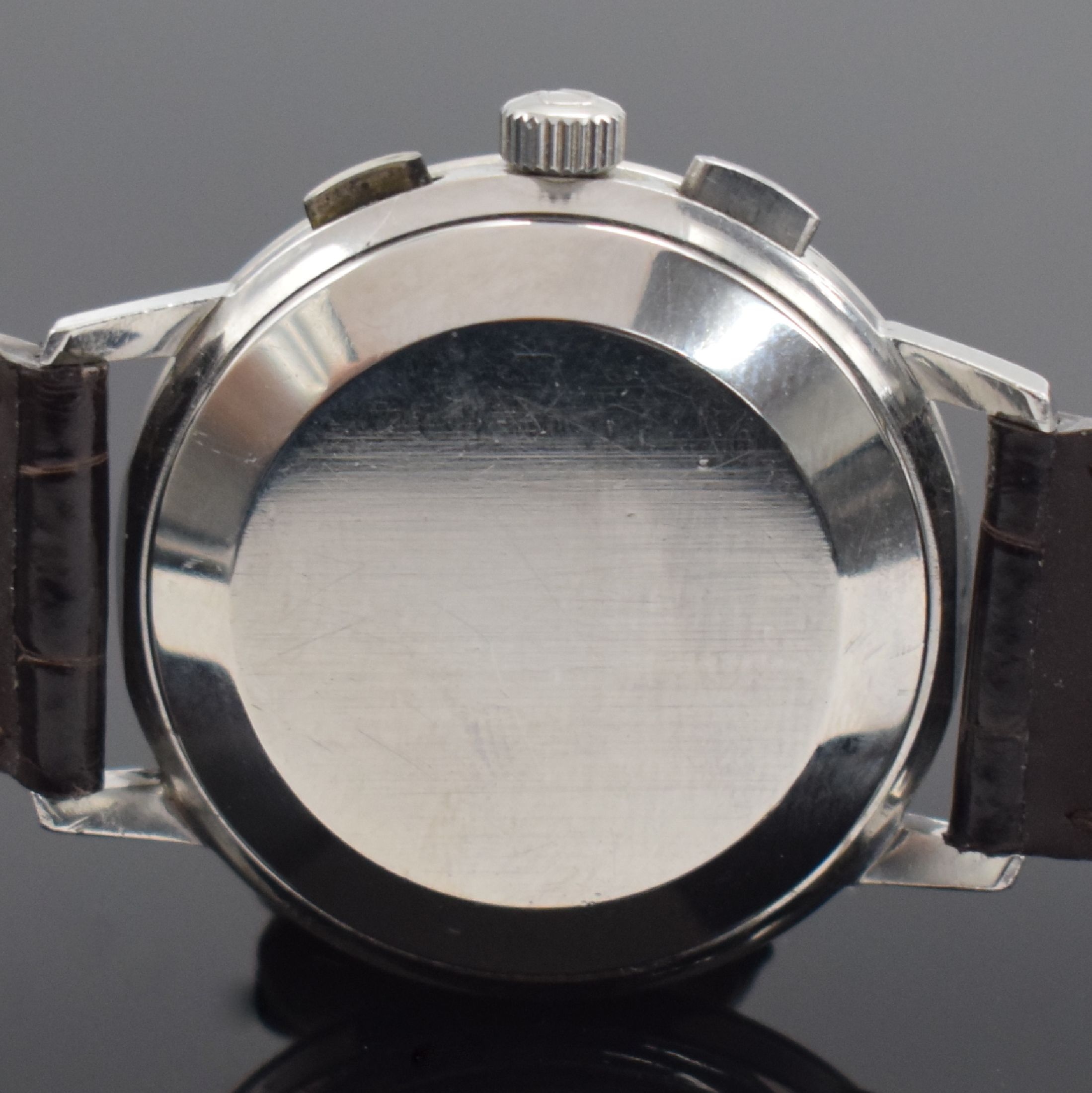 Detail d: OMEGA Herrenchronograph Kaliber 320 in Stahl Referenz 101.009-63, Schweiz um 1963, Handaufzug, 3-tlg. Geh. Boden & Glasrand aufgedr., ...