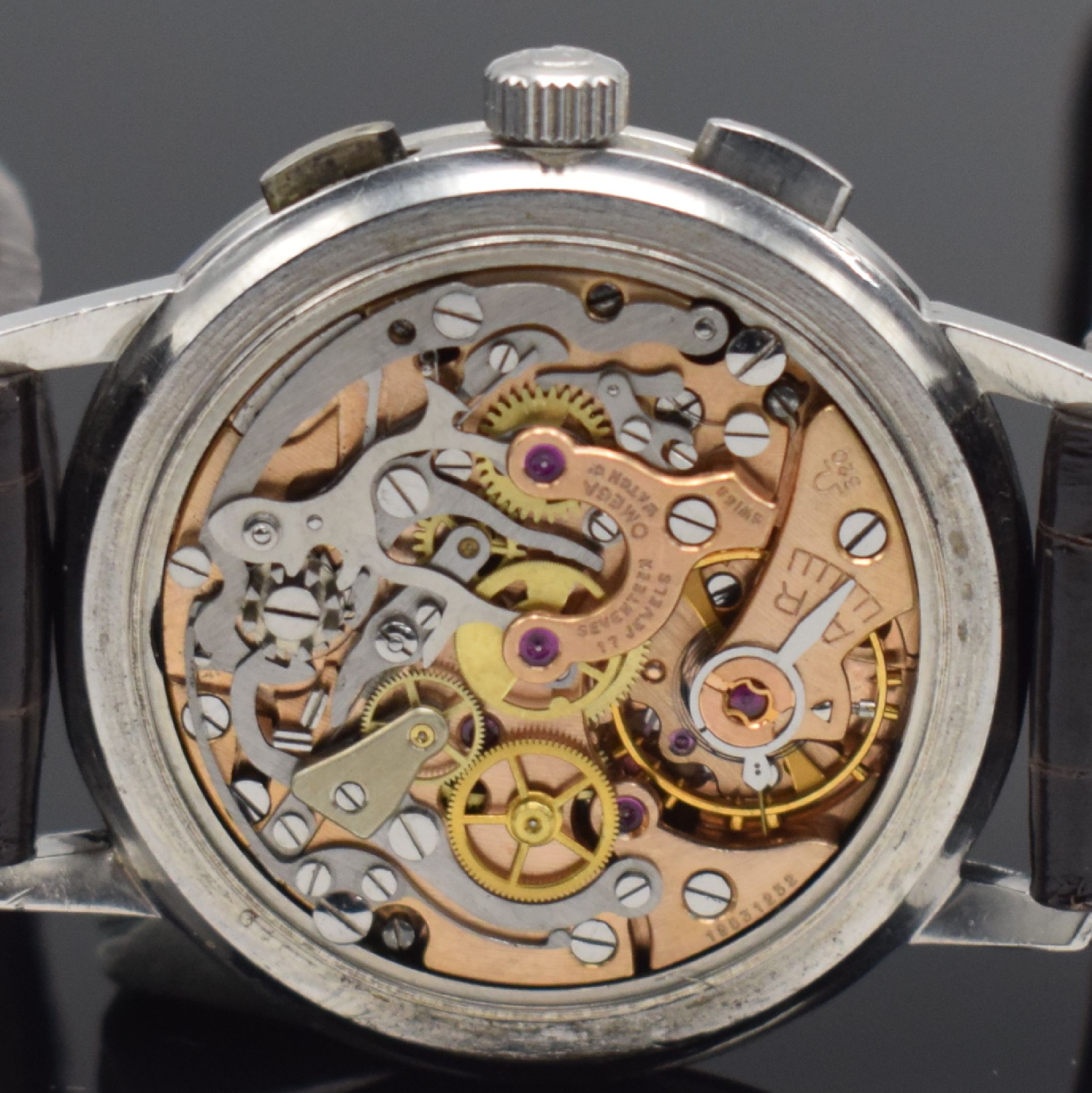 Detail e: OMEGA Herrenchronograph Kaliber 320 in Stahl Referenz 101.009-63, Schweiz um 1963, Handaufzug, 3-tlg. Geh. Boden & Glasrand aufgedr., ...