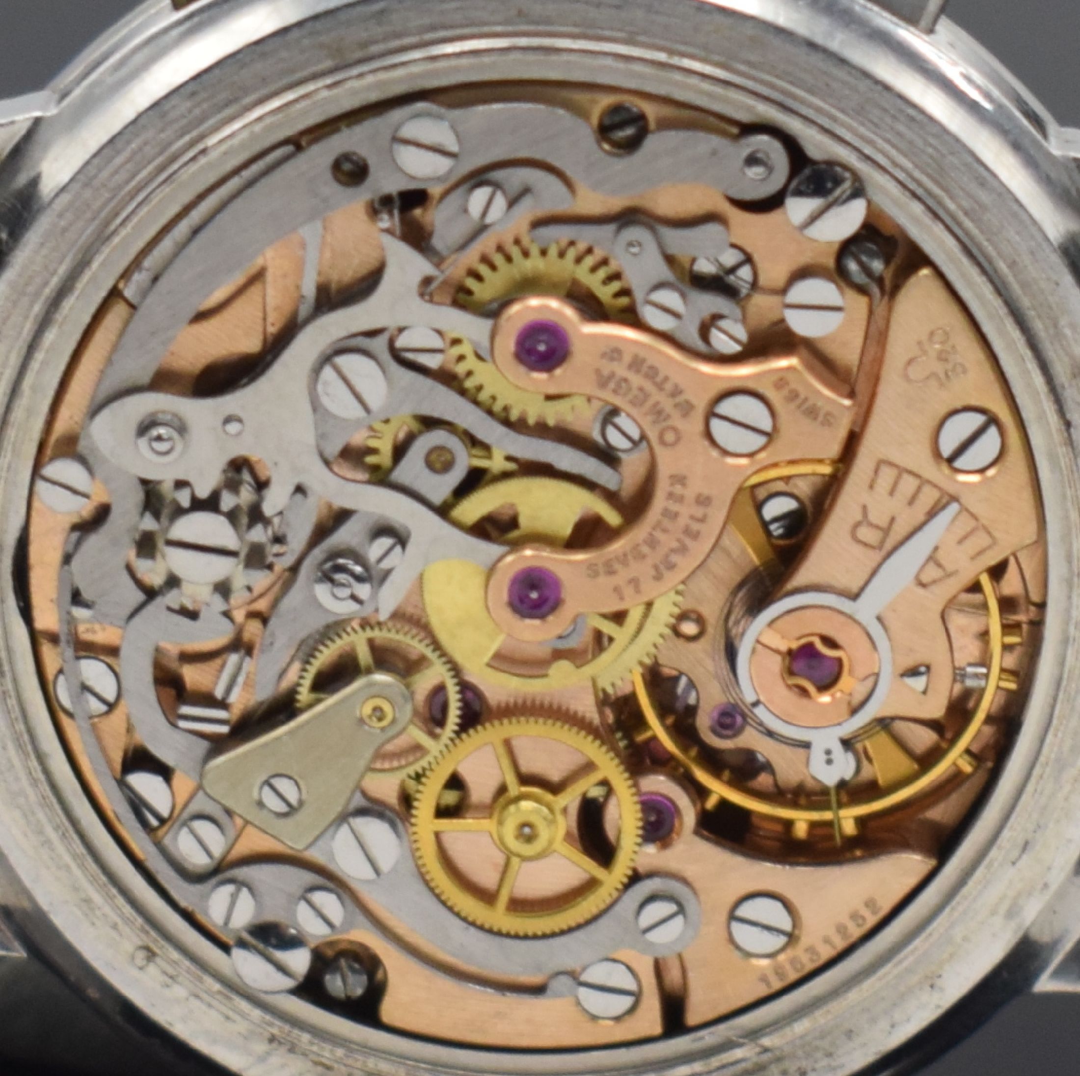 Detail f: OMEGA Herrenchronograph Kaliber 320 in Stahl Referenz 101.009-63, Schweiz um 1963, Handaufzug, 3-tlg. Geh. Boden & Glasrand aufgedr., ...