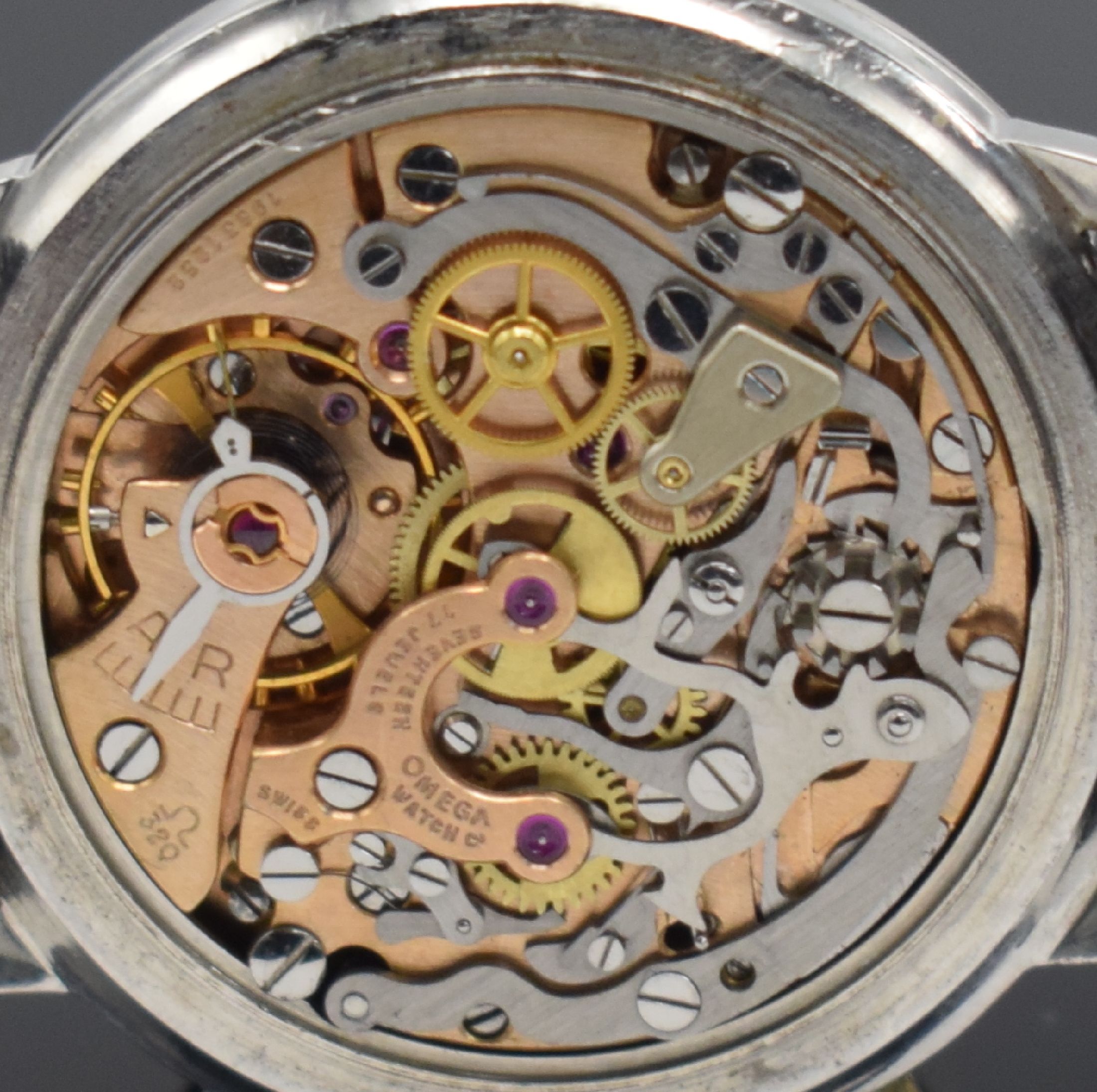 Detail g: OMEGA Herrenchronograph Kaliber 320 in Stahl Referenz 101.009-63, Schweiz um 1963, Handaufzug, 3-tlg. Geh. Boden & Glasrand aufgedr., ...