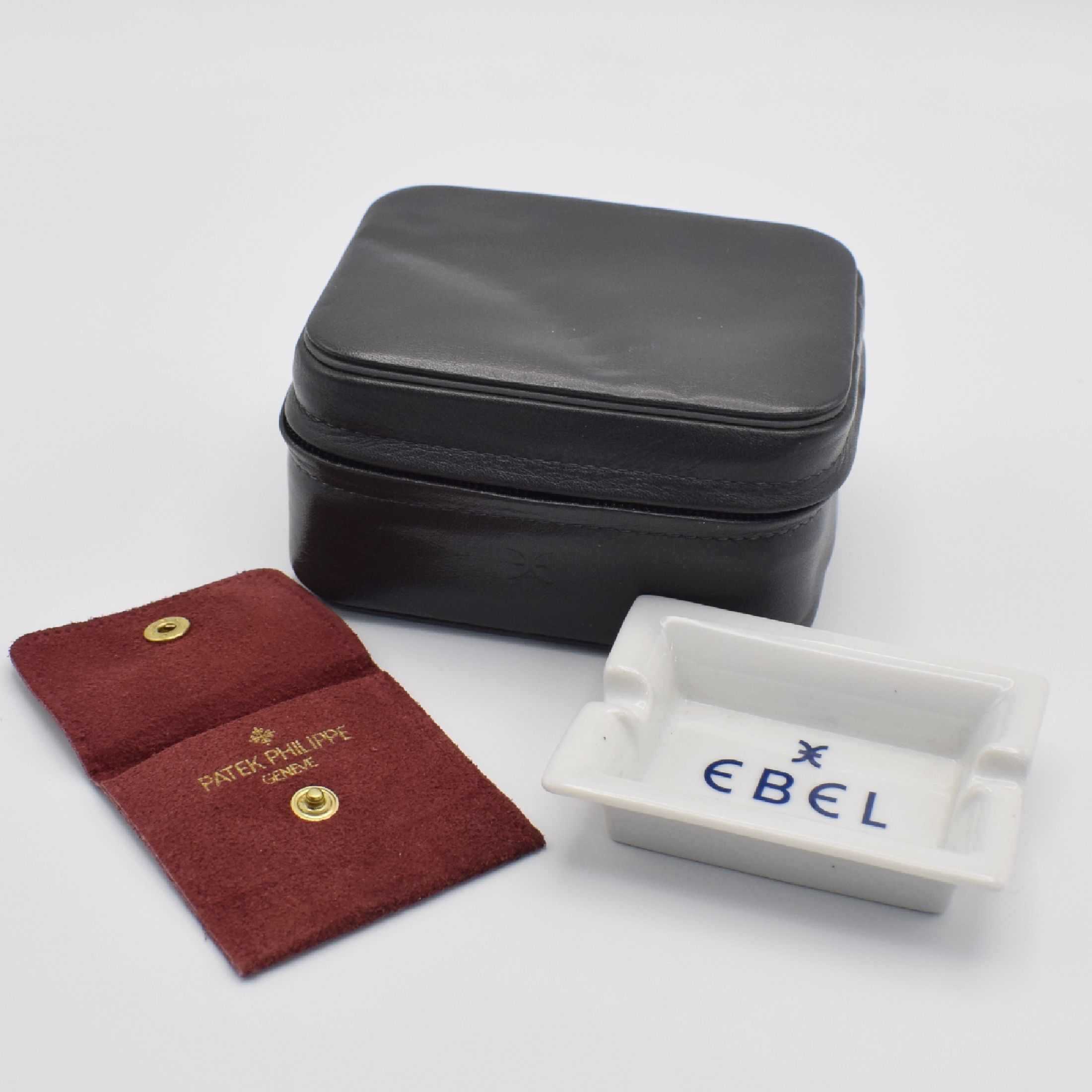 Detail d: Konvolut Uhrenboxen & Zubehör, um 1950-2010, -im Einzelnen: Omega Servicebox, Breguet Servicebox, Ebel Box, Jaeger Reisewecker-Box, Tissot Box, ...