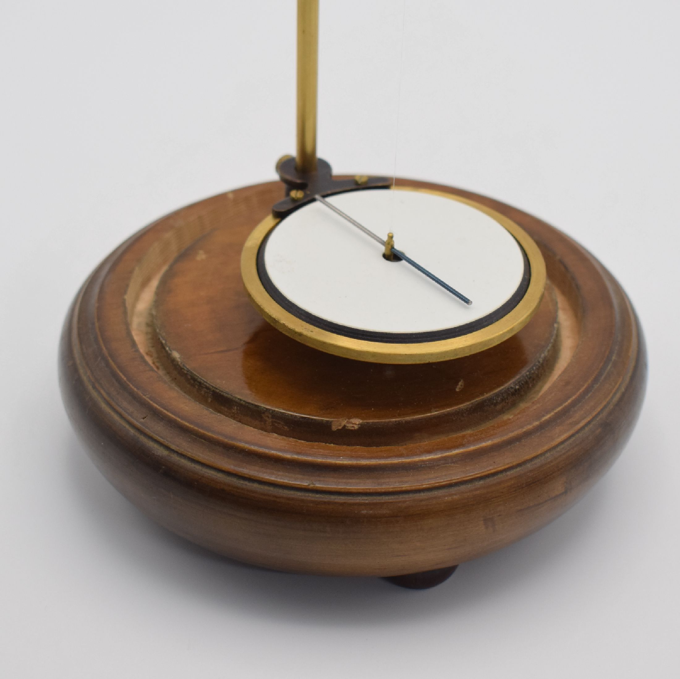 Detail c: ORIGINAL GLASHÜTTE astatisches Nadelpaar, Deutschland um 1960, Gerät zum erkennen der Pole bei einem zu entmagnetisierenden Gegenstand, auf ...