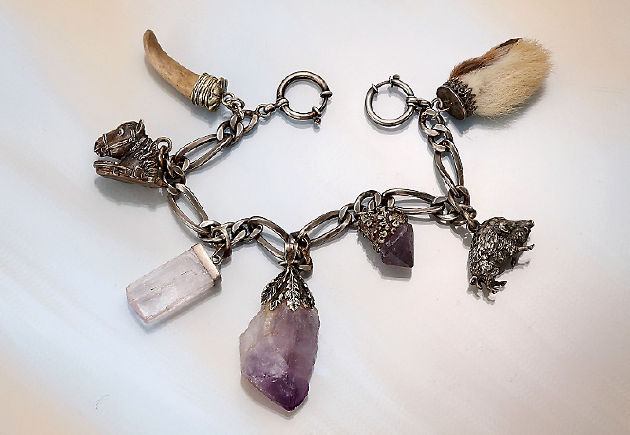 Charivari, deutsch 1950er Jahre, Silber, gepr., reiche Abhängungen mit Amethyst-Druse, Rosenquarz, Pfote, Zahn, plastisches Silber-Wildschwein, ...