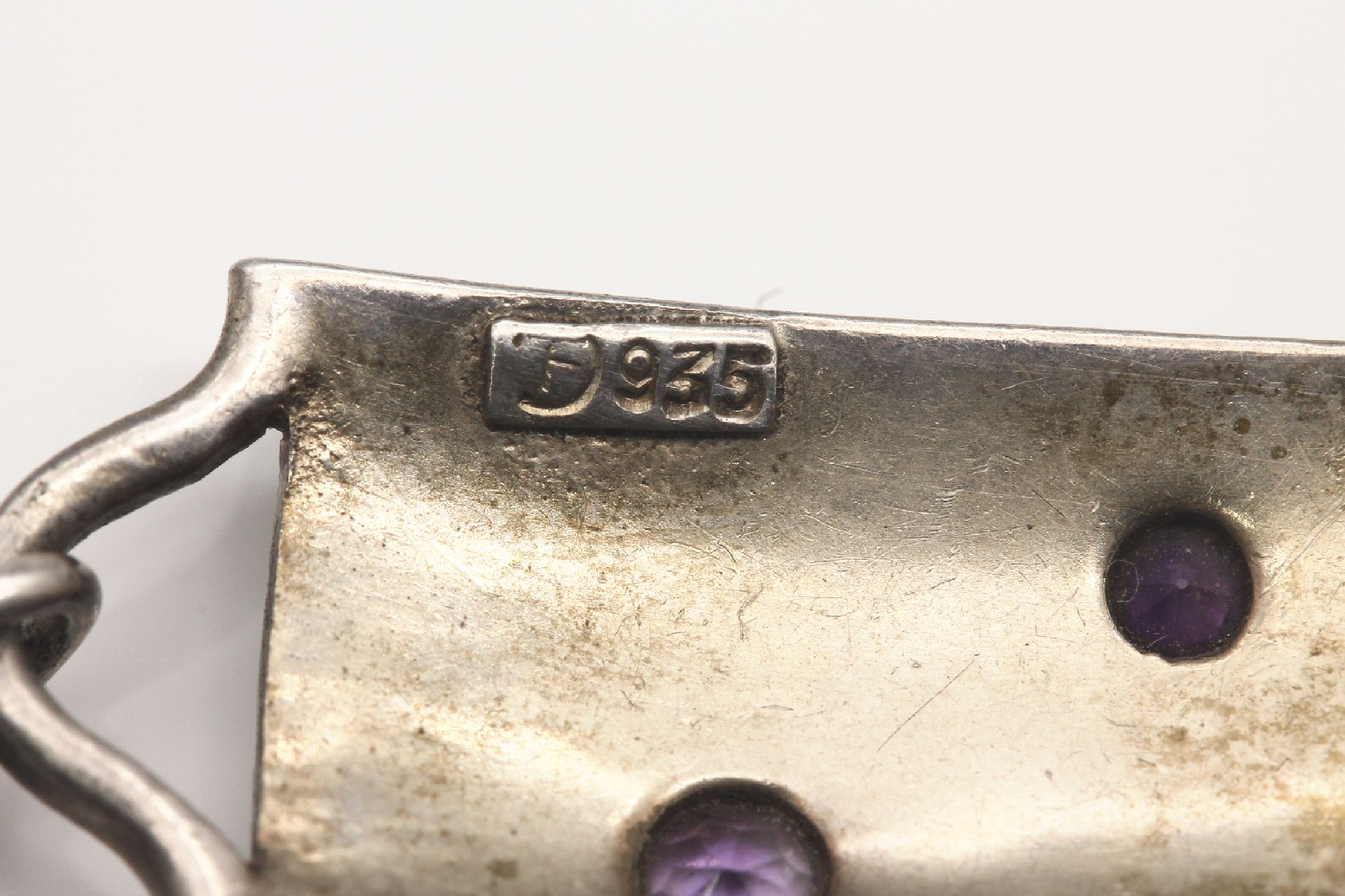 Detail a: Armband THEODOR FAHRNER, deutsch Pforzheim um 1925/30, 935er Silber, teilvergoldet, Meistermarke TF im Kreis, 5 Glieder mit hell- grünem und ...