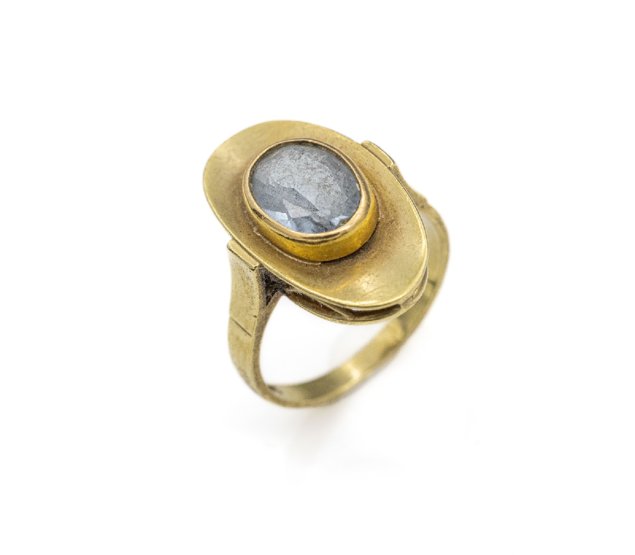 14 kt Gold Ring, GG 585/000, deutsch 1950erJahre, Kopf konkav gearbeitet, hellblauer, synth. Spinell, ovalfacett., ca. 6.0 g, RW 56.5