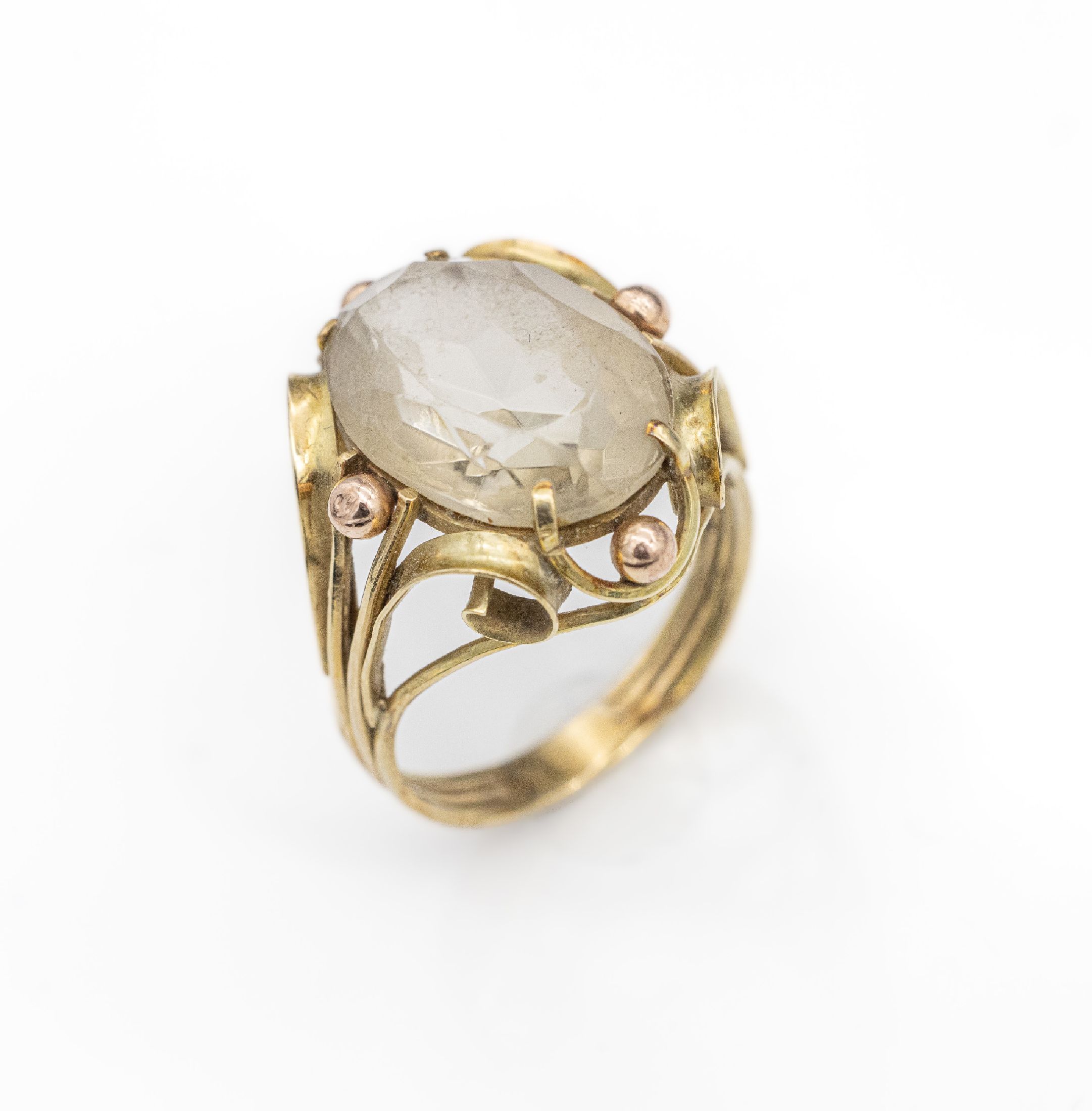 14 kt Gold Quarz-Ring, GG/RG 585/000, 1950er Jahre, aufwändige Fassung mit GG- Drähten und -Stäben und RG-Kügelchen, total ca. 7.3 g, RW 65