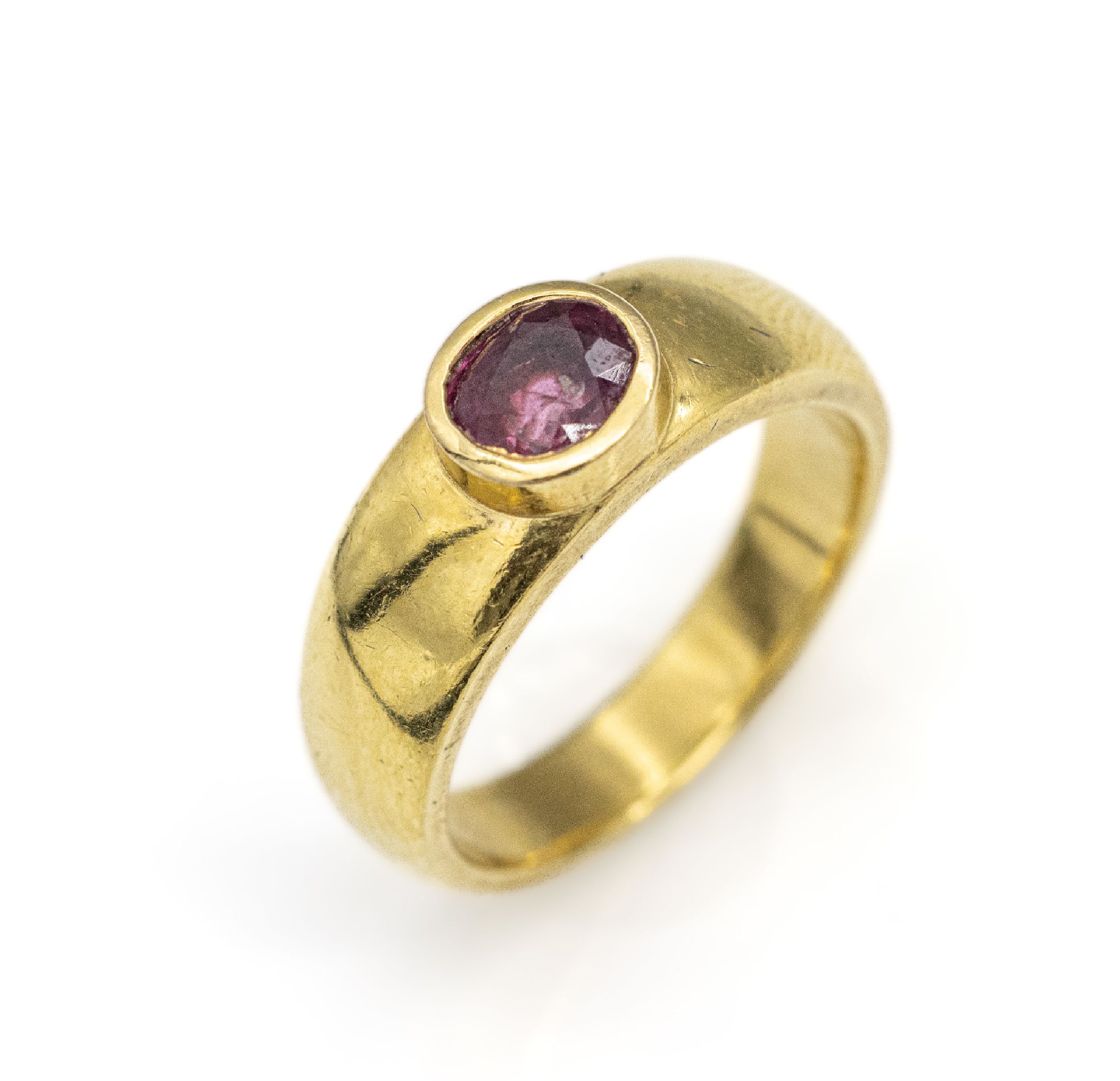 18 kt Gold Rubin-Ring, GG 750/000, ovalfacett. Rubin in Zargenfassung ca. 0.80 ct, ca. 10 g, RW 57