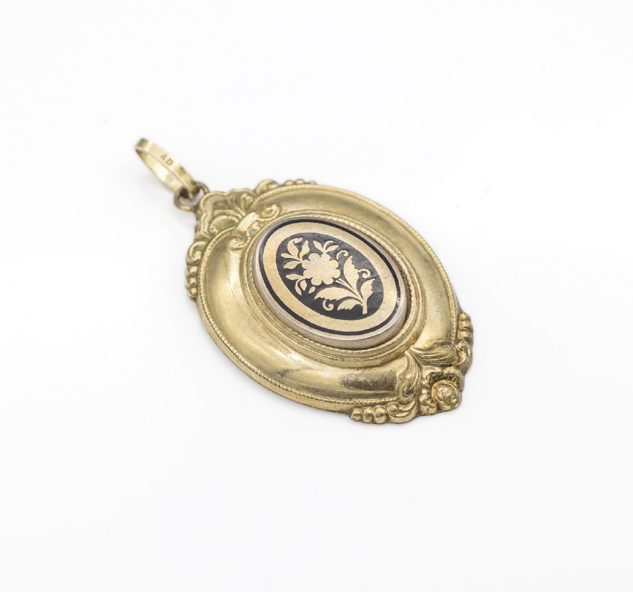 Biedermeier-Anhänger, deutsch um 1840/50, Schaumgold, Fond schwarz emailliert, Öse und Anhängeöse später, L. ca. 4.2 cm
