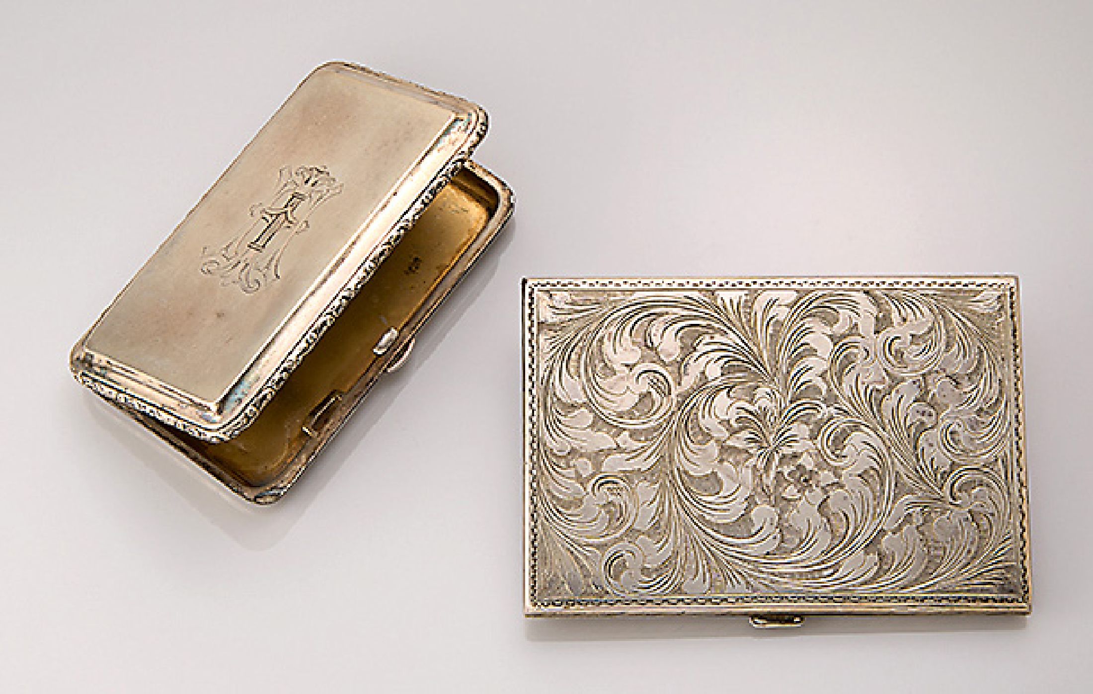 Konvolut 2 Zigarettenetuis, Silber, 1 x 830er Silber, Innenvergoldung, innen Bes.-Gravuren, Deckel mit Monogr., ca. 10.5 x 6 cm; 1 x Italien, 800er ...