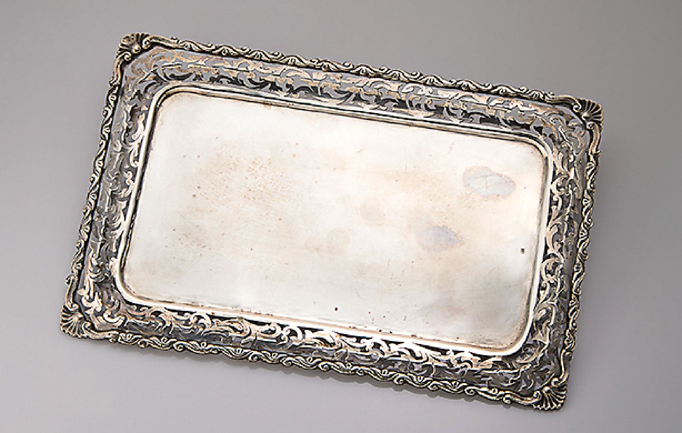 Tablett 800er Silber, um 1900, Rand mit gesägter Durchbrucharbeit, Rocaillen,ca. 26 x 17 cm, total ca. 260 g
