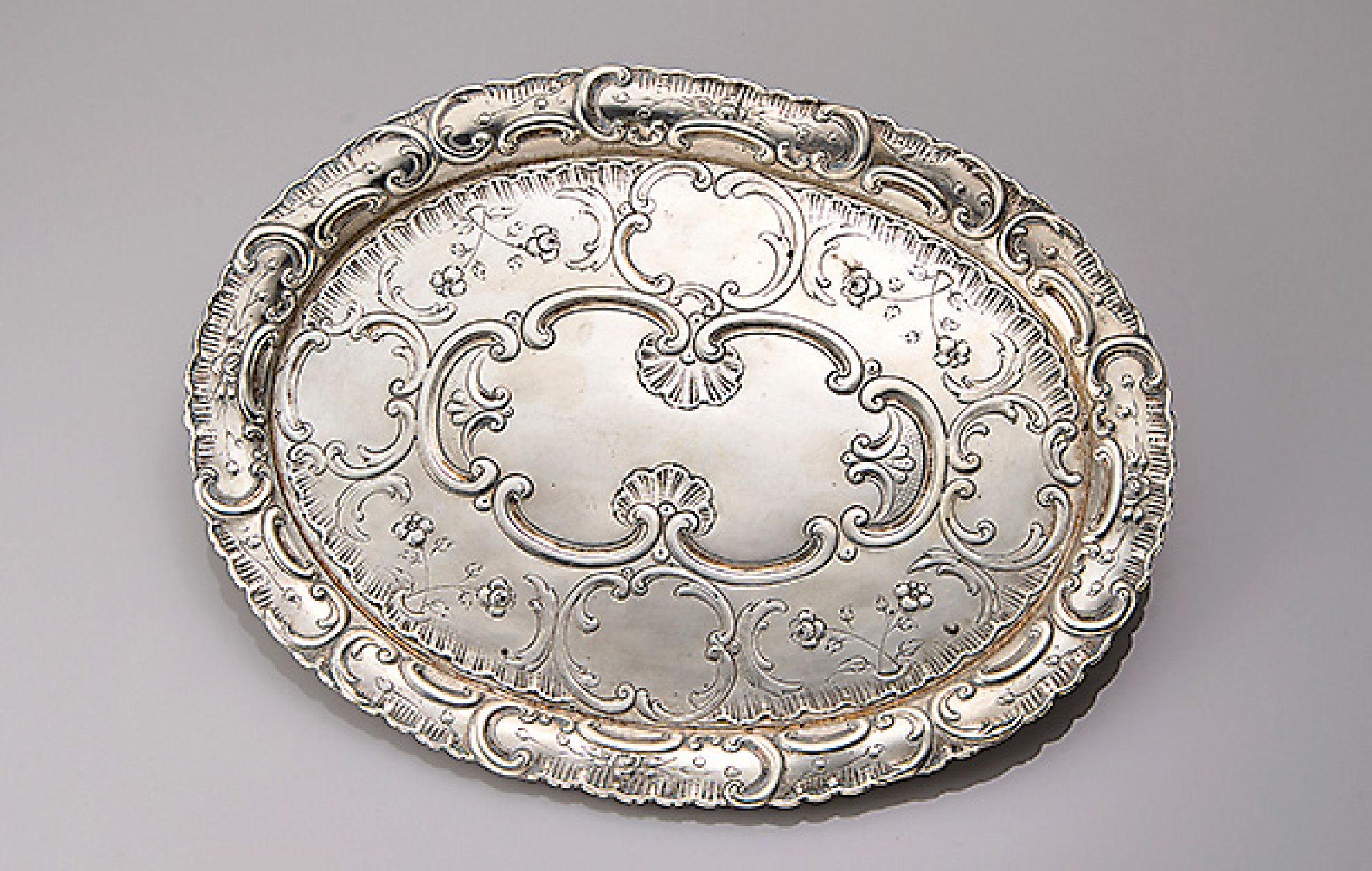 Tablett, deutsch, 800er Silber, um 1930, Meistermarke nicht identifiziert, Rocaillen, oval, ca. 21.5 x 16.5 cm