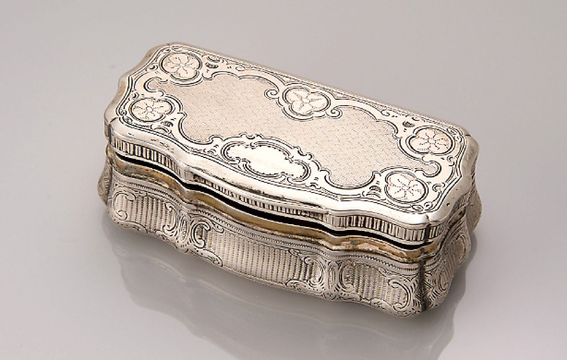 Dose Österreich, Wien 1850er Jahre, 13-lötiges Silber, Innenvergoldung, leicht gebauchte Form, allseitig guill. und graviert mit Rocaillen und ...