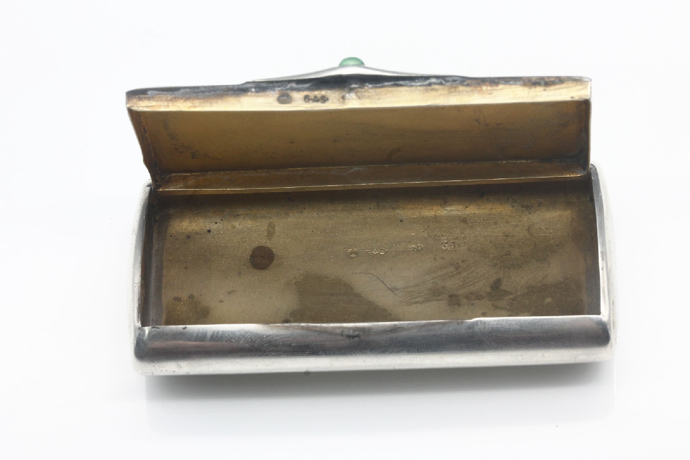 Detail a: Briefmarkendöschen, Österreich um 1910, Silber, Innenvergoldung, Meistermarke GUSTAV ANTON SCHEID, leicht gewölbte Form, Deckel guill. und ...