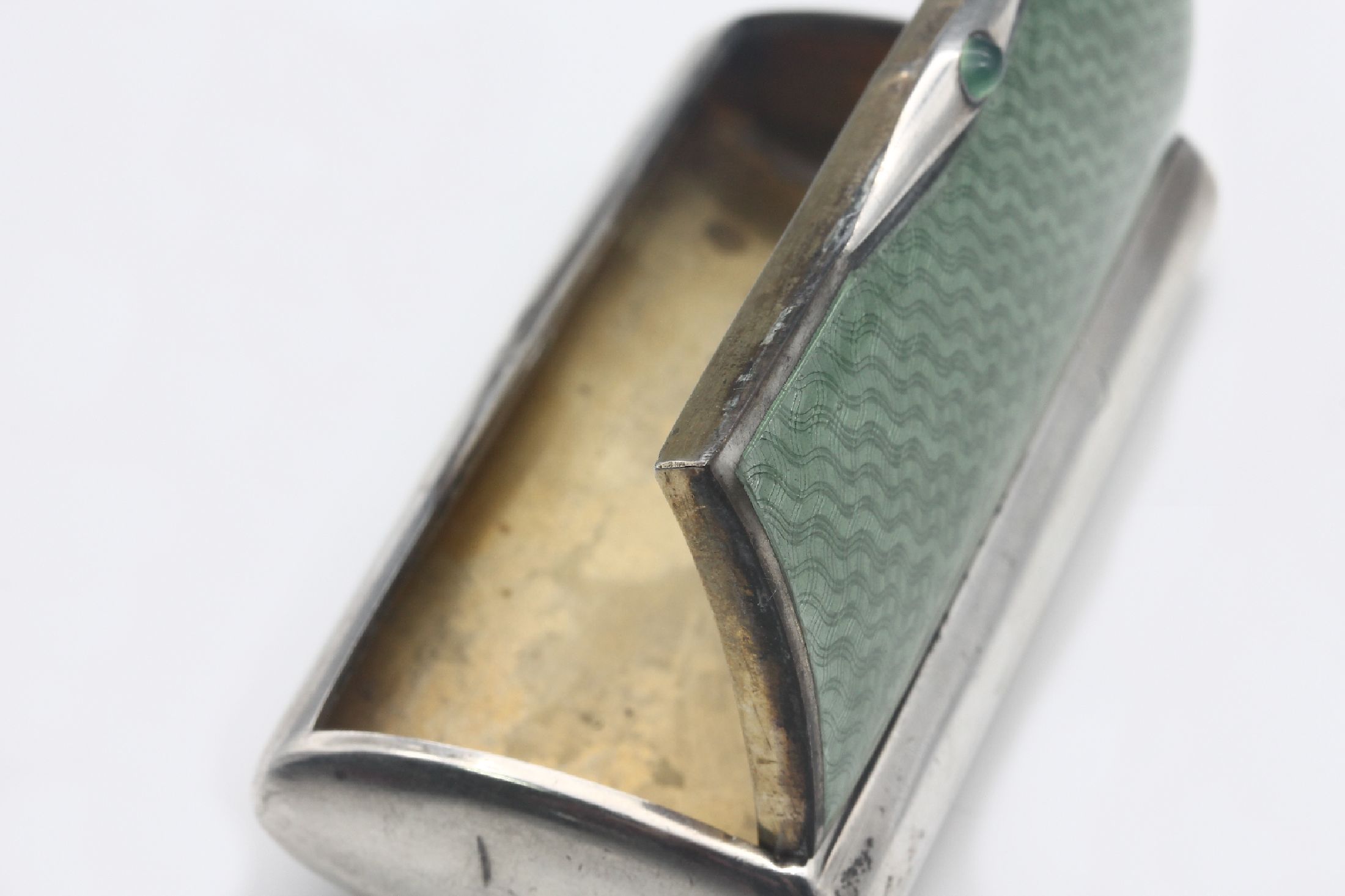 Detail b: Briefmarkendöschen, Österreich um 1910, Silber, Innenvergoldung, Meistermarke GUSTAV ANTON SCHEID, leicht gewölbte Form, Deckel guill. und ...