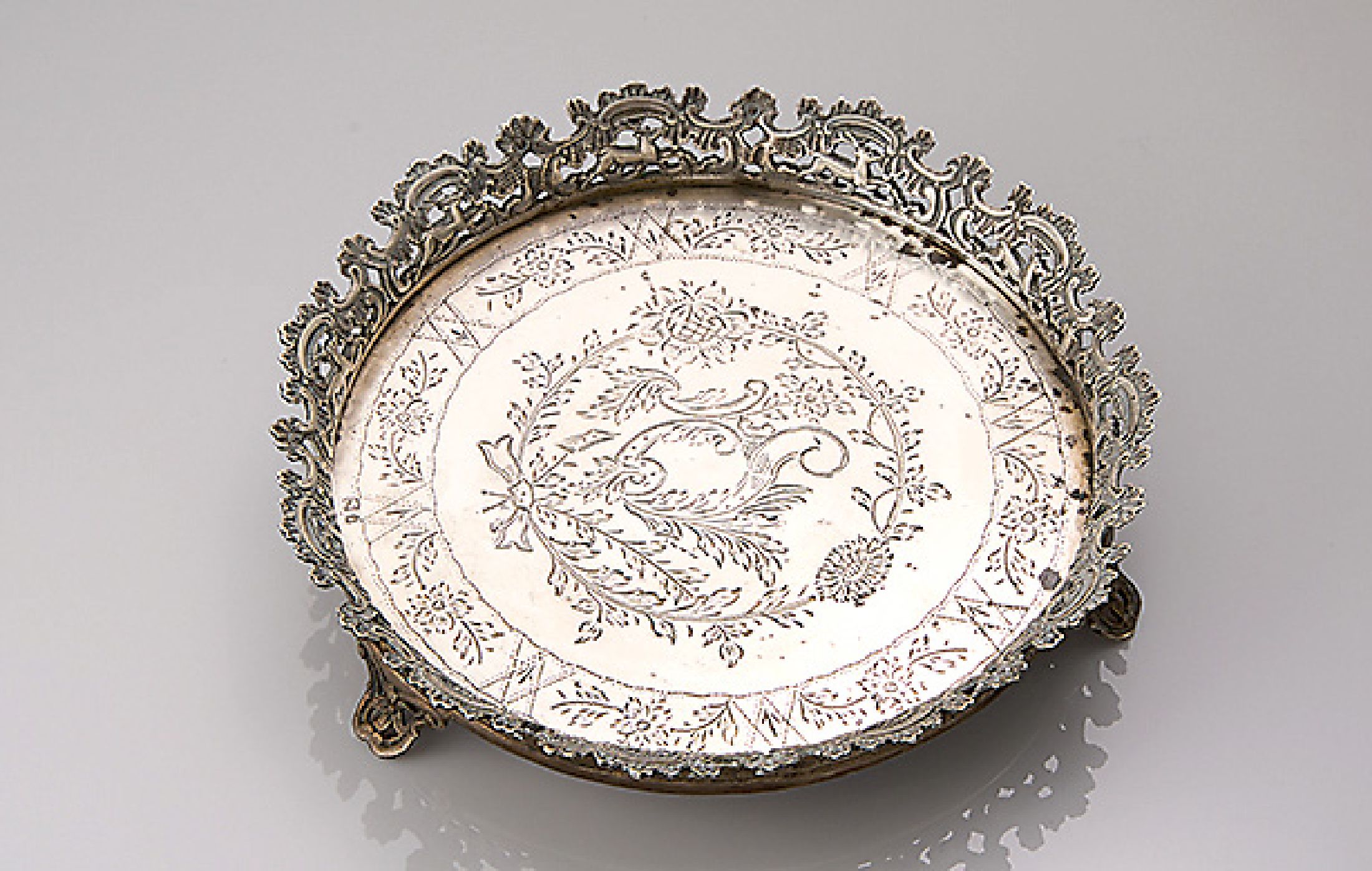 Visitenkartentablett, 833er Silber, wohl Portugal/Porto um 1880/90, rund, florale Gravur mit Blüten, Blättern und Akanthusdekor,durchbrochenes ...