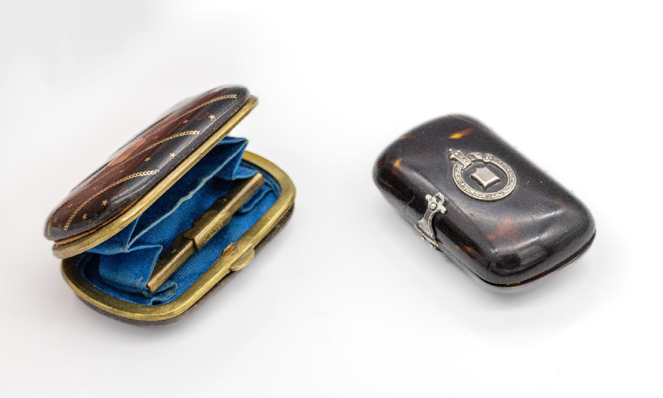 2 Schildpatt-Geldbörsen, wohl Österreich um1870, 1 x aufklappbar, innen blauer Stoff, 4 kl. Fächer, Deckel mit eingelegten Zierbändern und ...