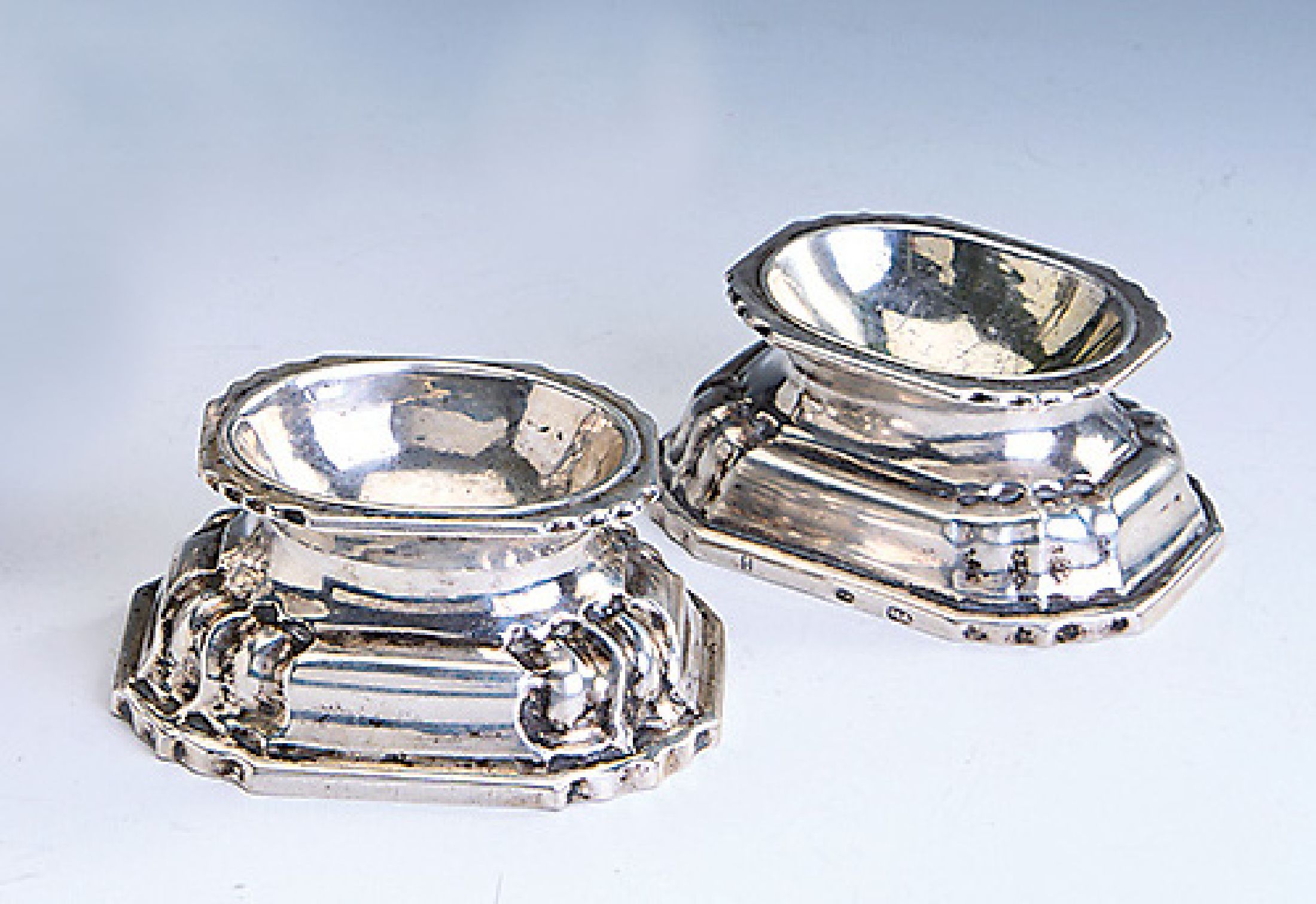 2 Gewürzschälchen, Silber, Augsburg, wohl 1741-1743 und 1747-1749, Meistermarke wohl Johann Leonhard Allmann, vgl. Seling Abb. 2247, reine ...