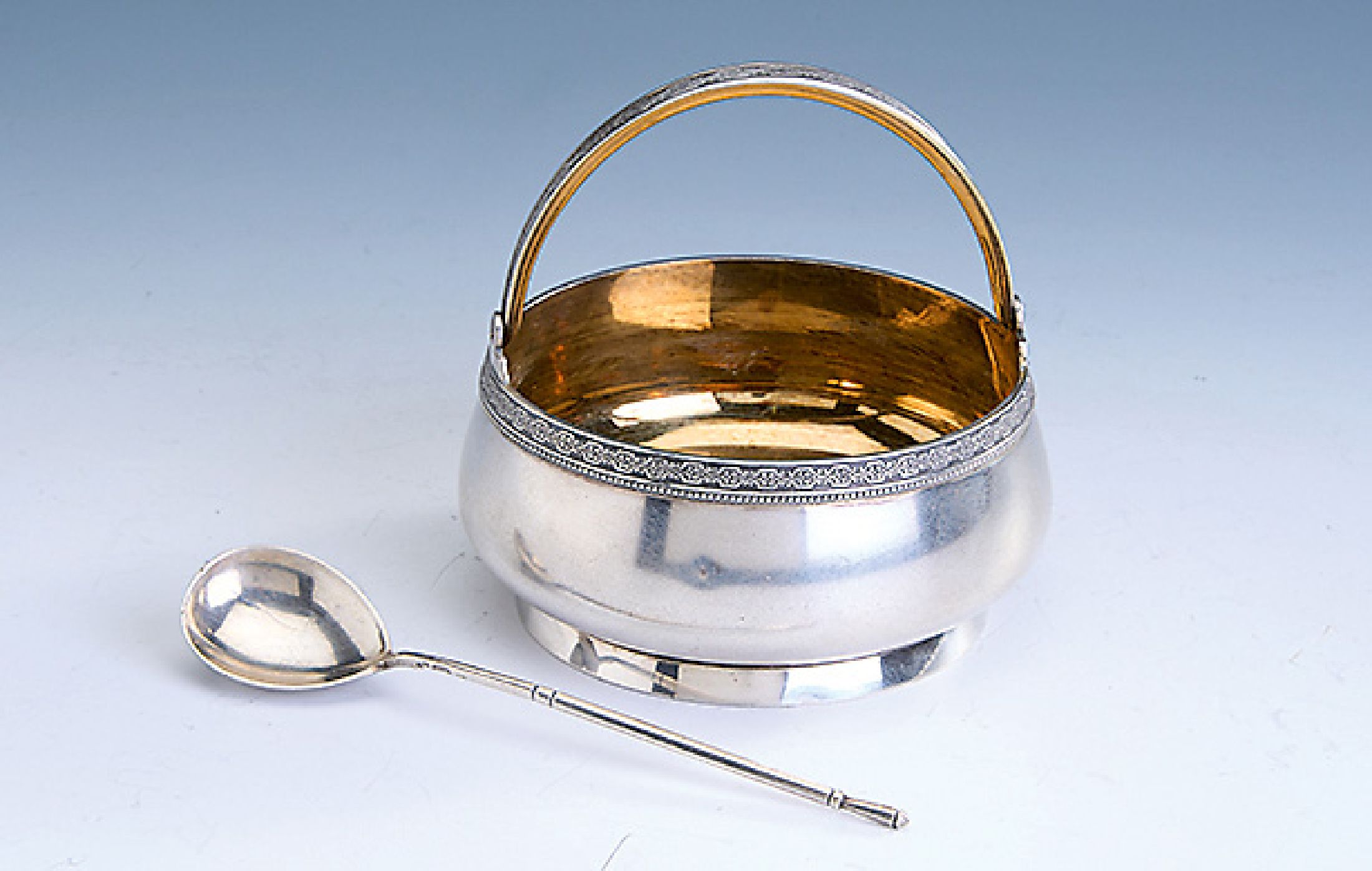 Zuckerschale, 875er Silber, Rußland wohl um 1880, schlichte bauchige Grundform, Henkel und Abschluss mit floralem Zierband, innen verg., D. ca. 10 ...