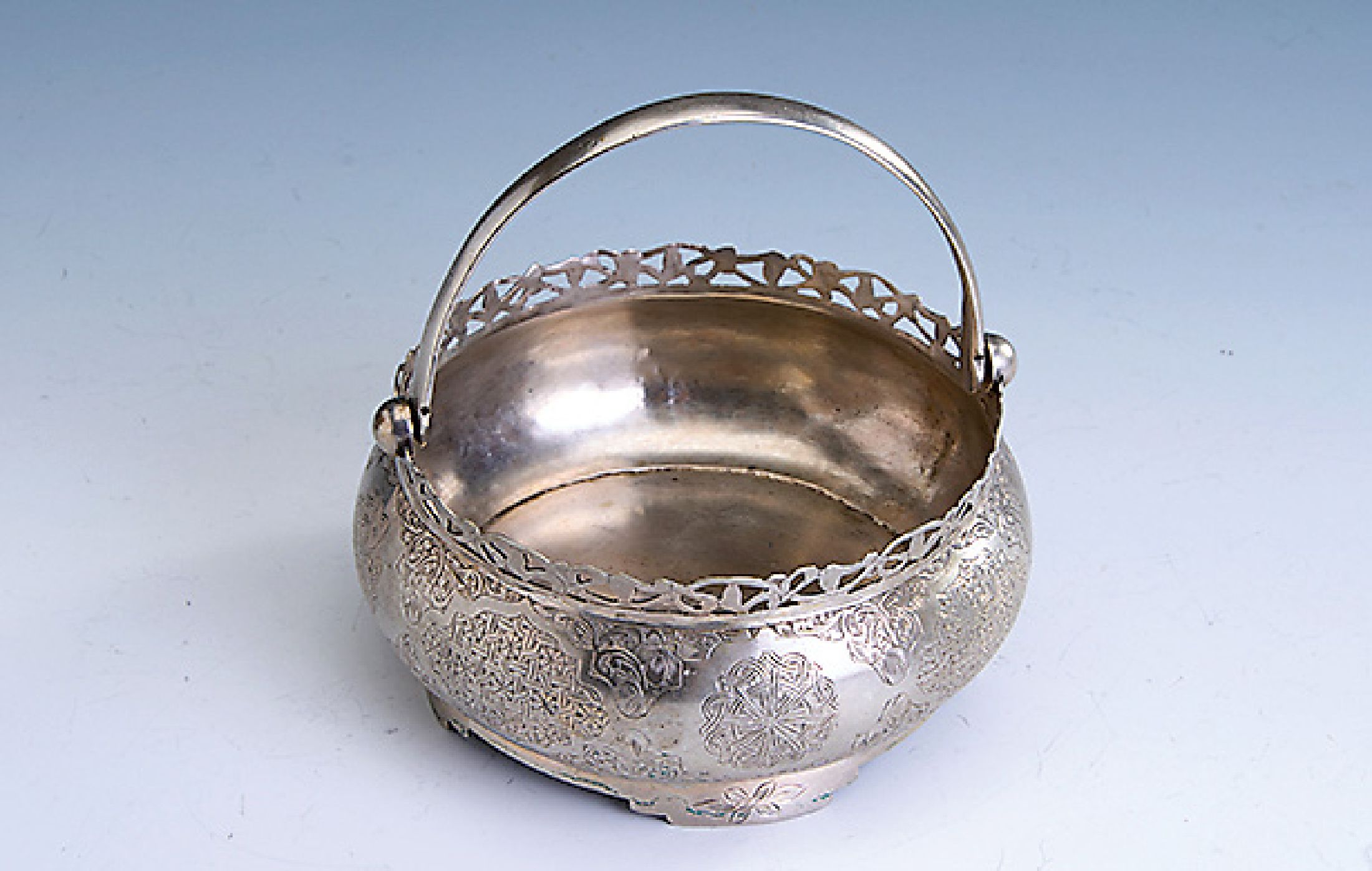Henkelschale, 84er Silber, wohl Russland, für den orientalischen Markt, bauchige Form, grav. Blumen und orientalische Muster, handgesägtes ...