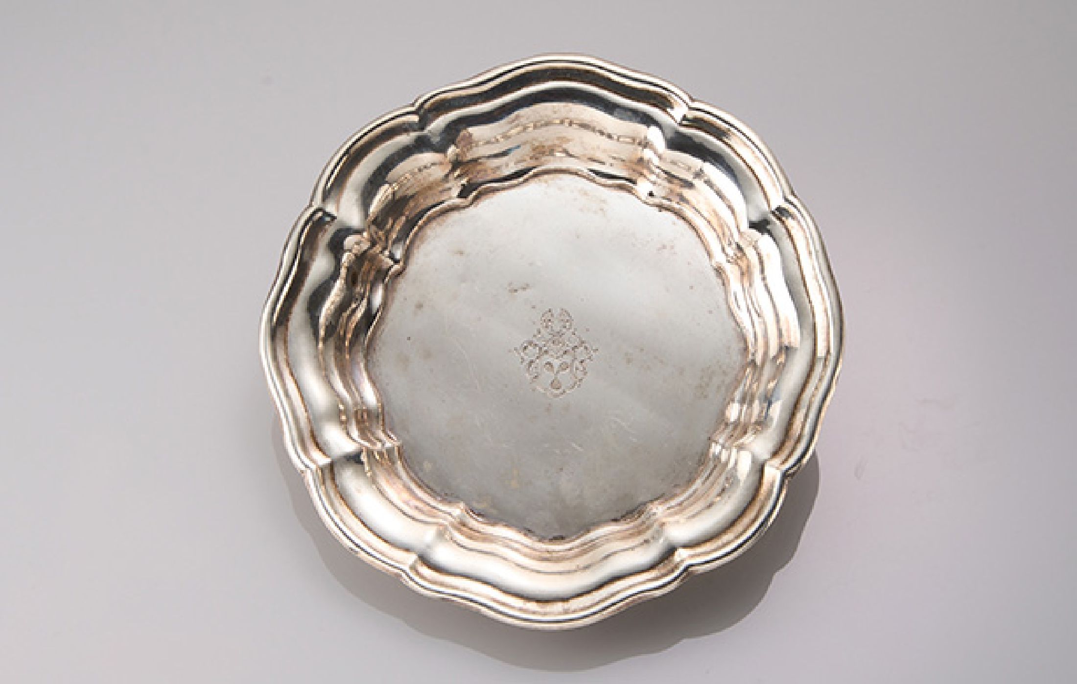 Anbietschale, 750er Silber, 12 Lot, wohl deutsch um 1870-80, Spiegel mit Adelswappen mit Rocaillen, auf Boden Monogramm W.v.M, D. ca. 15 cm, ca. 79 g