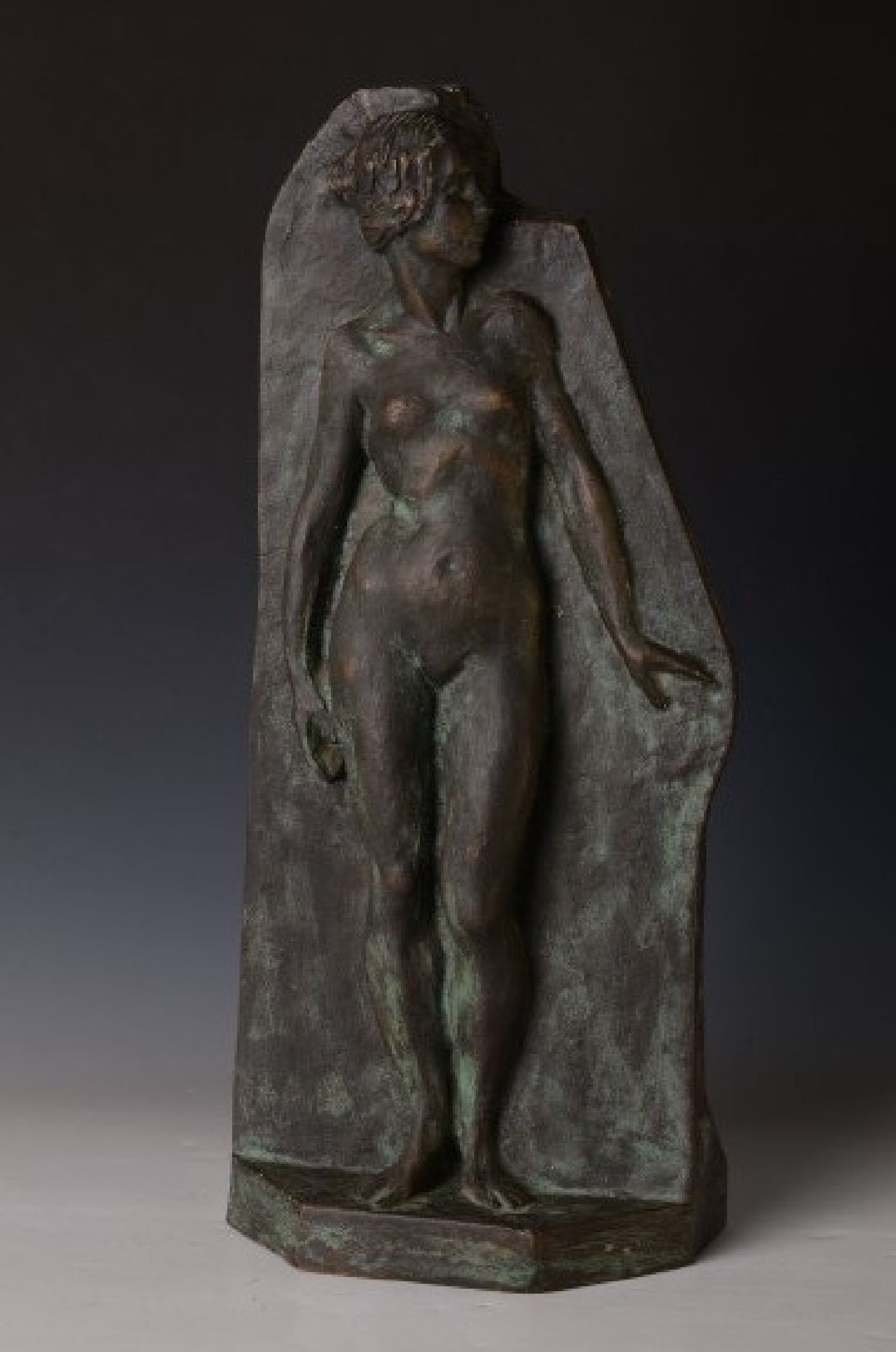 Zuschreibung: Otto Feist, geb. 1872, stehender weiblicher Akt, Bronzerelief, teils grün patiniert, H. ca. 57cm