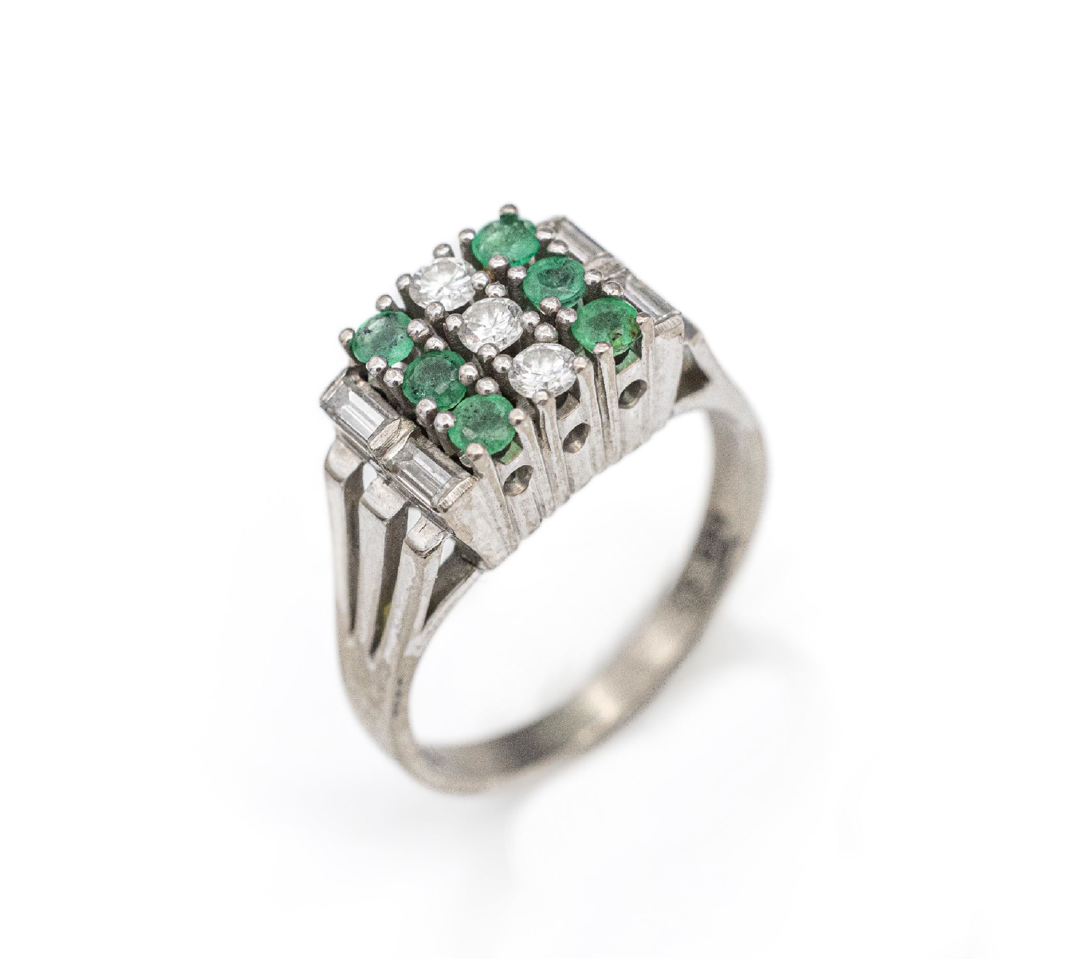 14 kt Gold Smaragd-Diamant-Ring, WG 585/000, 3 Brillanten und 4 Diamant-Baguettes zus. ca. 0.15 ct Weiß/si, 6 rundfacett. Smaragde zus. ca. 0.30 ...