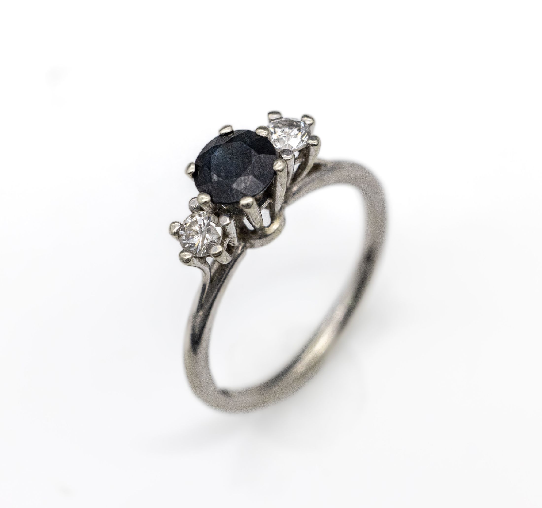18 kt Gold Saphir-Brillant-Ring, WG 750/000, mittig rundfacett. Saphir ca. 1.0 ct,2 Brillanten zus. ca. 0.30 ct Weiß/p, RW 56, ca. 3.8 g