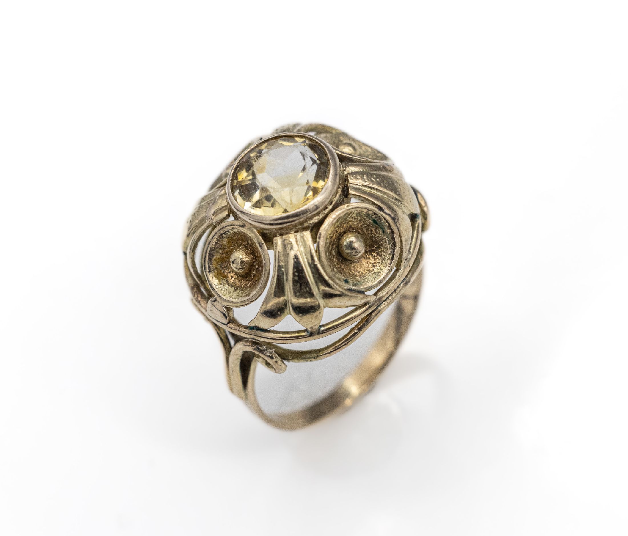 8 kt Gold Citrin-Ring, GG 333/000, abstrakt floral, 1940er-Jahre, mittig rundfacett. Citrin ca. 2.60 ct, RW 57, ca. 5.0g