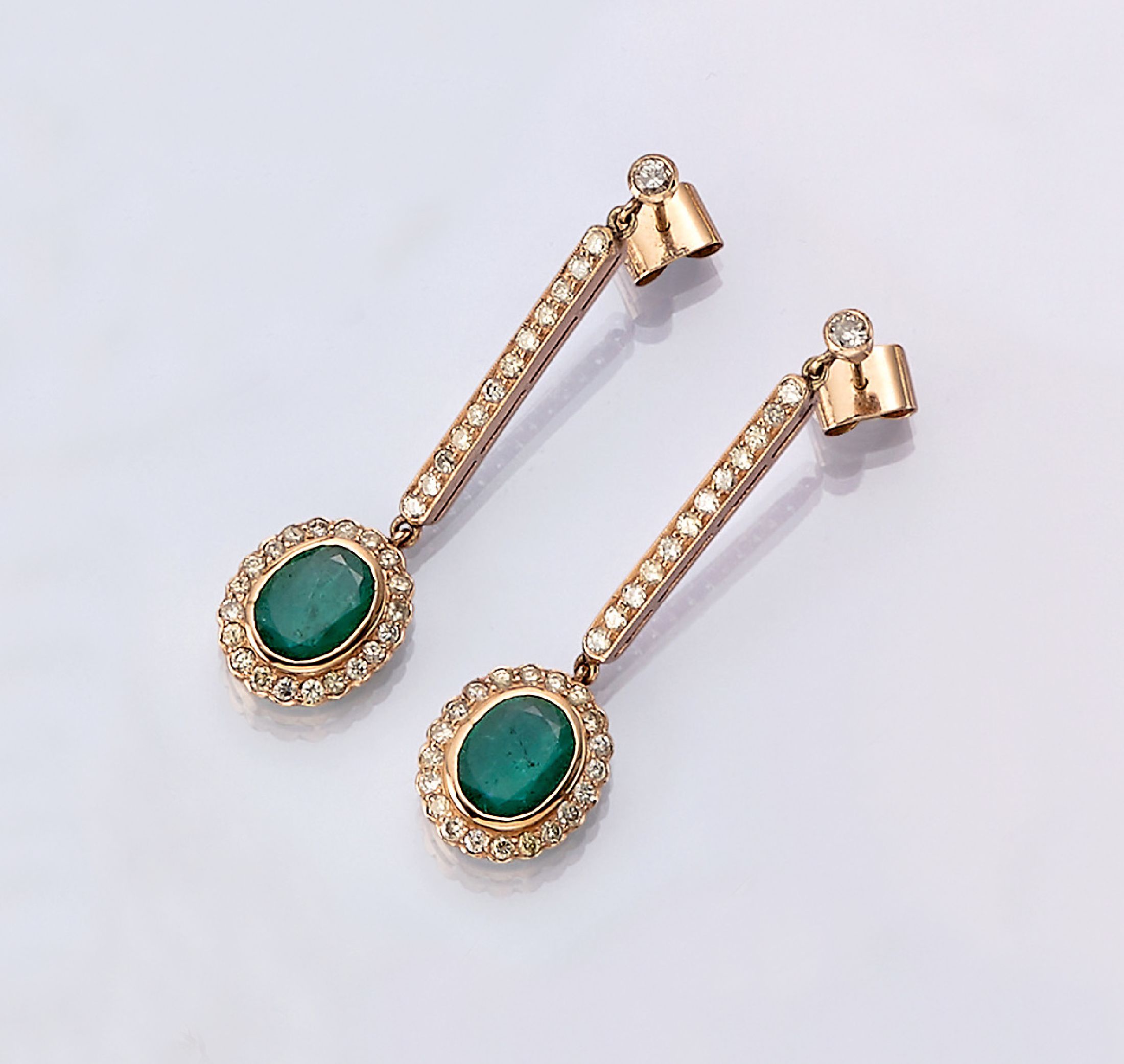 14 kt Gold Smaragd-Brillant-Ohrstecker, RoseG 585/000 gepr., länglich beweglich, 2 rundfacett. Smaragde zus. ca. 3.85 ct, 66 Brillanten zus. ca. ...