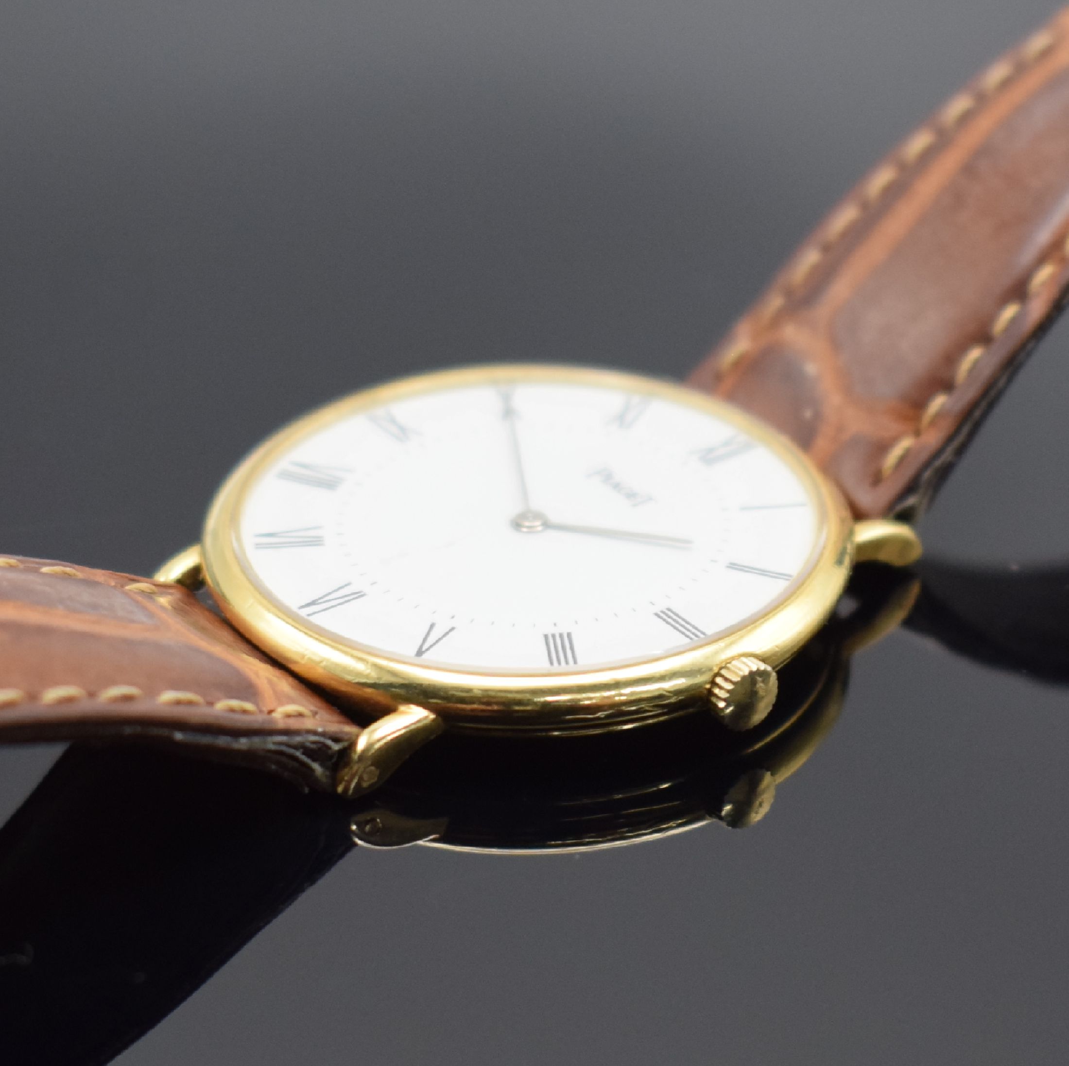 Detail c: PIAGET Armbanduhr in GG 750/000 Referenz 9035, Handaufzug, Schweiz um 1990, Lederband m. orig. GG 750/000 Dornschl., Boden aufgedr., emailfarb. ...