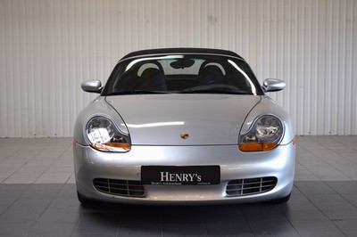 26511665a - Porsche Boxster S, Chassis Number: WP0ZZZ98ZVS604576, first registered in 07/1997, mileage approximately 123.223 km, 150 kW/204 hp, 6-cylinder engine, Tiptronic/automatic transmission, silver exterior, grey leather interior. Equipped with air conditioning, electric roof, electric seat adjustment, and more (a list with complete equipment is available). Additionally, it features the S Tiptronic transmission. It has undergone a full inspection for German vehicle documents, customs clearance, and TÜV inspection (11/2023). Various works have been carried out at the Porsche Center Göttingen, with invoices from 2020 and 2021 totaling EUR 4,265. Approximately EUR 10,000 has been invested in engine work and a new gearbox. 19% VAT deductible Japan Import