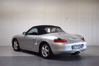 26511665c - Porsche Boxster S, Chassis Number: WP0ZZZ98ZVS604576, first registered in 07/1997, mileage approximately 123.223 km, 150 kW/204 hp, 6-cylinder engine, Tiptronic/automatic transmission, silver exterior, grey leather interior. Equipped with air conditioning, electric roof, electric seat adjustment, and more (a list with complete equipment is available). Additionally, it features the S Tiptronic transmission. It has undergone a full inspection for German vehicle documents, customs clearance, and TÜV inspection (11/2023). Various works have been carried out at the Porsche Center Göttingen, with invoices from 2020 and 2021 totaling EUR 4,265. Approximately EUR 10,000 has been invested in engine work and a new gearbox. 19% VAT deductible Japan Import