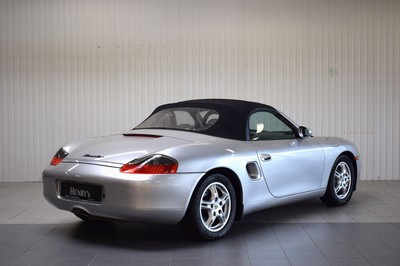 26511665e - Porsche Boxster S, Chassis Number: WP0ZZZ98ZVS604576, first registered in 07/1997, mileage approximately 123.223 km, 150 kW/204 hp, 6-cylinder engine, Tiptronic/automatic transmission, silver exterior, grey leather interior. Equipped with air conditioning, electric roof, electric seat adjustment, and more (a list with complete equipment is available). Additionally, it features the S Tiptronic transmission. It has undergone a full inspection for German vehicle documents, customs clearance, and TÜV inspection (11/2023). Various works have been carried out at the Porsche Center Göttingen, with invoices from 2020 and 2021 totaling EUR 4,265. Approximately EUR 10,000 has been invested in engine work and a new gearbox. 19% VAT deductible Japan Import