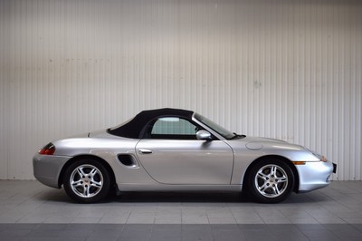 26511665g - Porsche Boxster S, Chassis Number: WP0ZZZ98ZVS604576, first registered in 07/1997, mileage approximately 123.223 km, 150 kW/204 hp, 6-cylinder engine, Tiptronic/automatic transmission, silver exterior, grey leather interior. Equipped with air conditioning, electric roof, electric seat adjustment, and more (a list with complete equipment is available). Additionally, it features the S Tiptronic transmission. It has undergone a full inspection for German vehicle documents, customs clearance, and TÜV inspection (11/2023). Various works have been carried out at the Porsche Center Göttingen, with invoices from 2020 and 2021 totaling EUR 4,265. Approximately EUR 10,000 has been invested in engine work and a new gearbox. 19% VAT deductible Japan Import