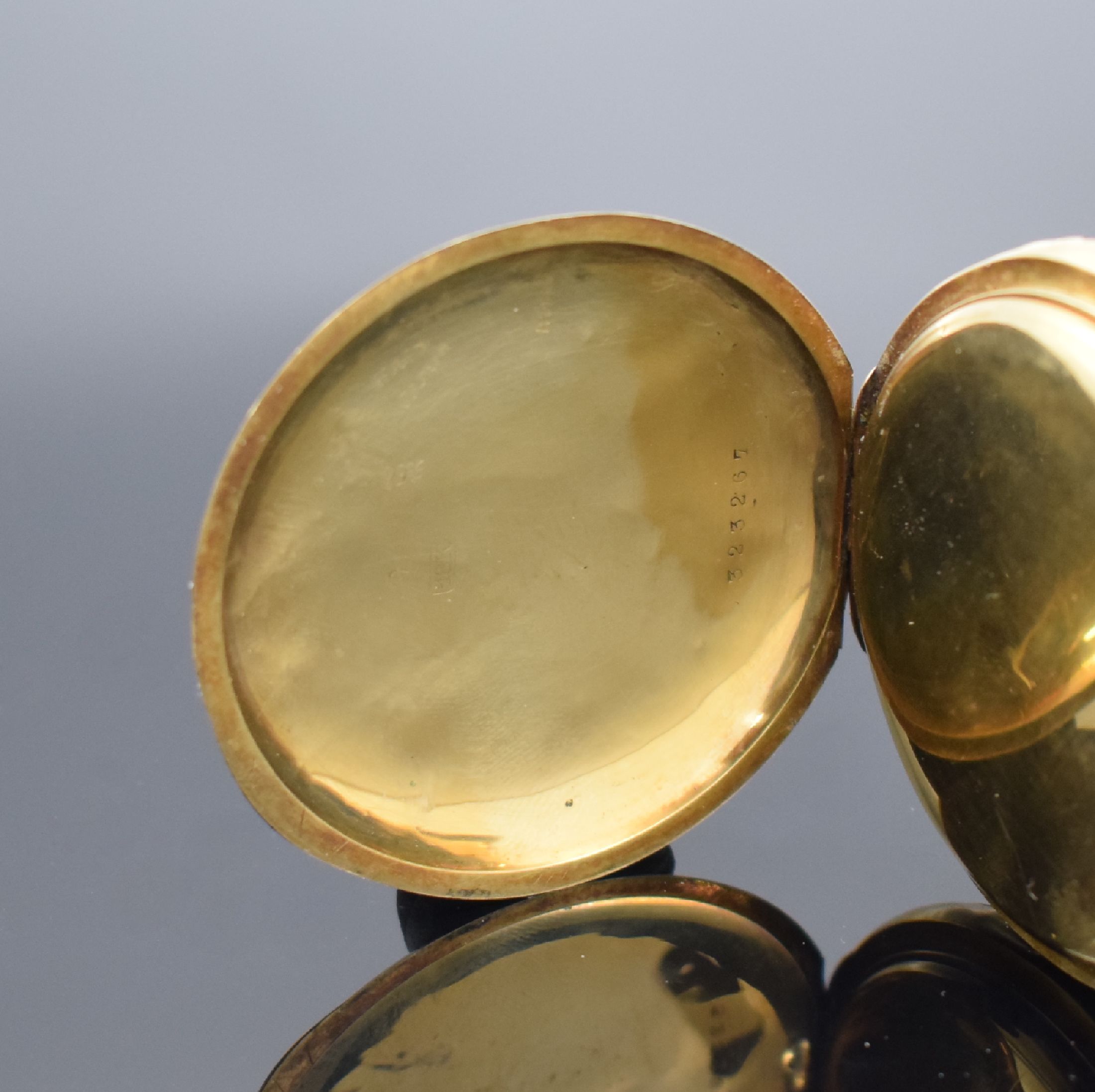 Detail d: SURETE Savonette in GG 750/000, Schweiz um 1900, 3-Deckel Goldgeh., Emailzifferbl. m. arab. Zahlen riss./besch., gold. Zeiger, Ankerwerk m. ...