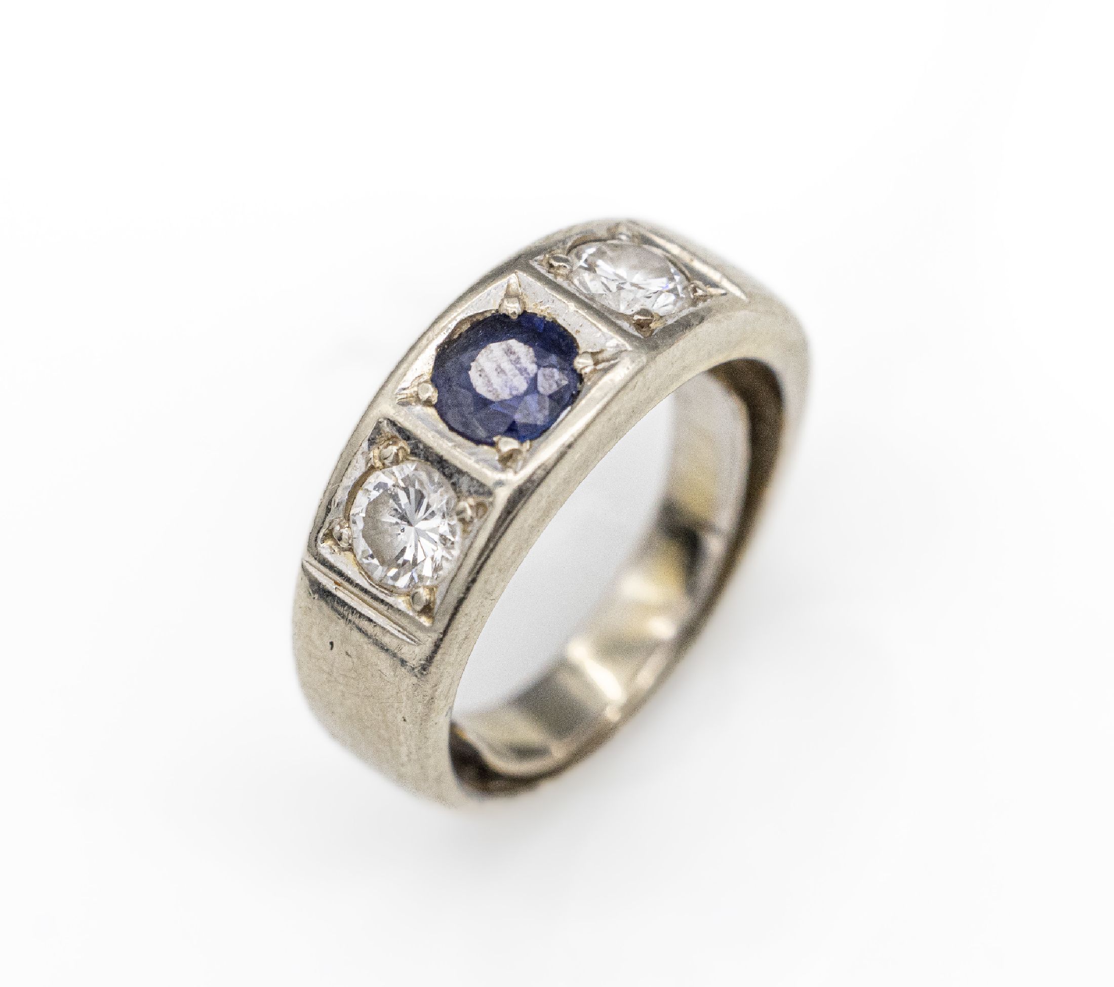 14 kt Gold Saphir-Diamant-Ring, WG 585/000, mittig rundfacett. Saphir ca. 0.10 ct, 2 Brillanten zus. ca. 0.40 ct Weiß/si, RW 45, ca. 5.4 g, ...