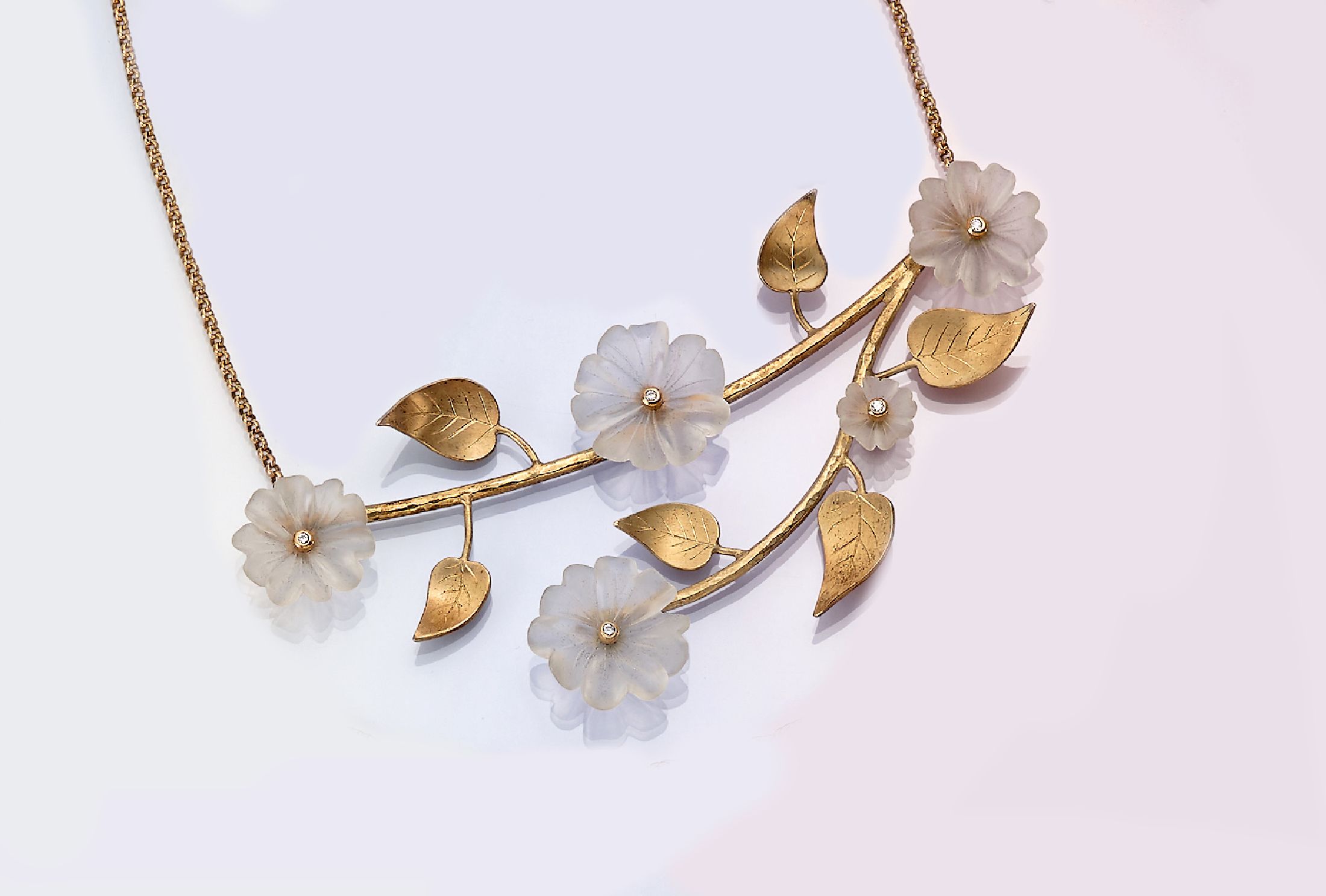 14 kt Gold Designer Collier, nicolaurea DESIGN, GG 585/000, asymm. Gestaltung, Zweig mit Blüten und Blättern, Blüten Bergkristall geschnitten und ...