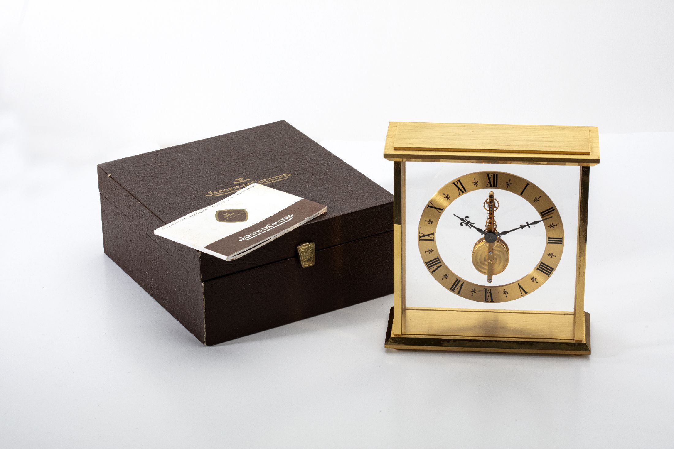 Jaeger-LeCoultre Stabwerk-Tischuhr im original Etui, Schweiz verk. lt. orig. Papier 1977, 4-seitig vergl. Geh., verg., Signatur am vorderen Glas ...