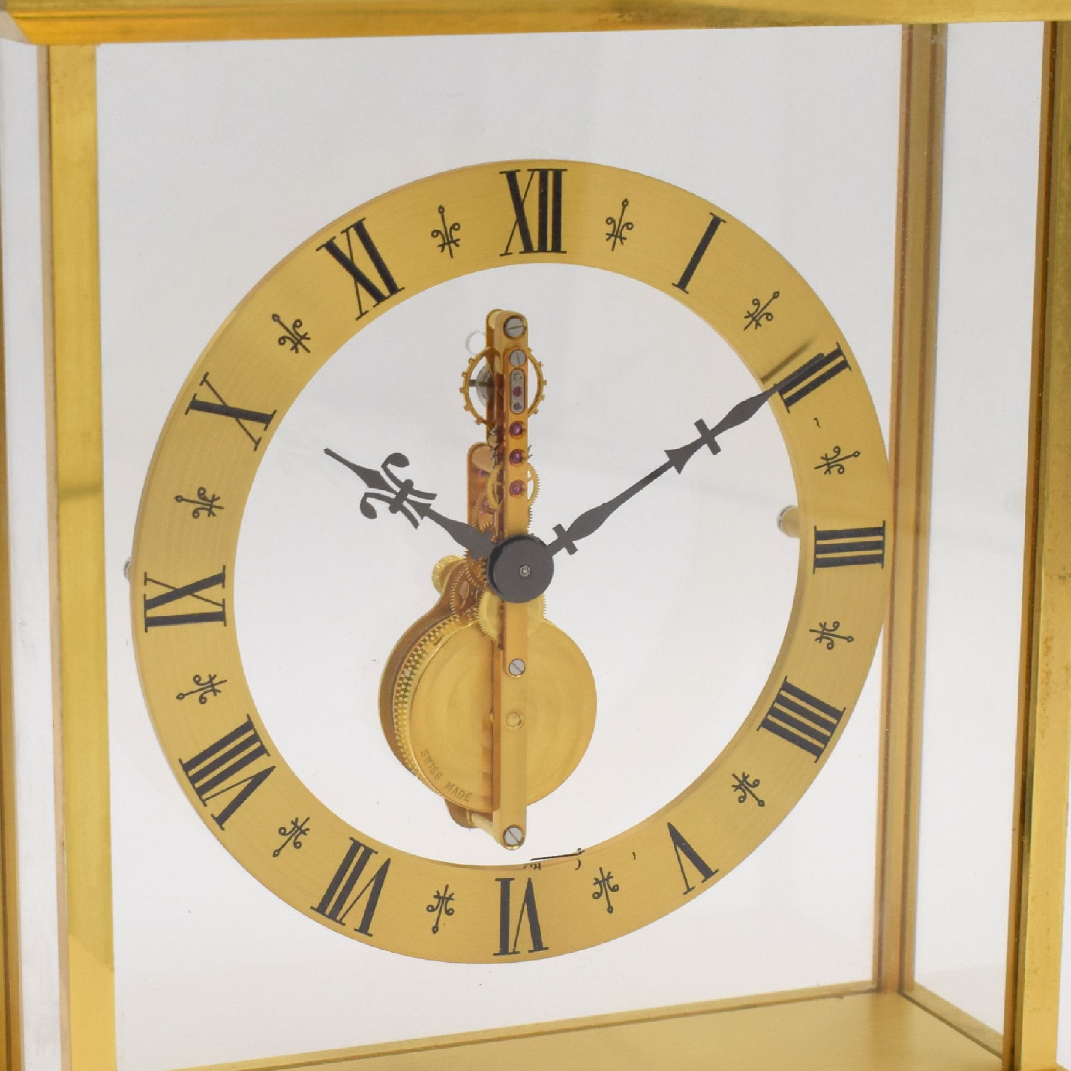 Detail a: Jaeger-LeCoultre Stabwerk-Tischuhr im original Etui, Schweiz verk. lt. orig. Papier 1977, 4-seitig vergl. Geh., verg., Signatur am vorderen Glas ...