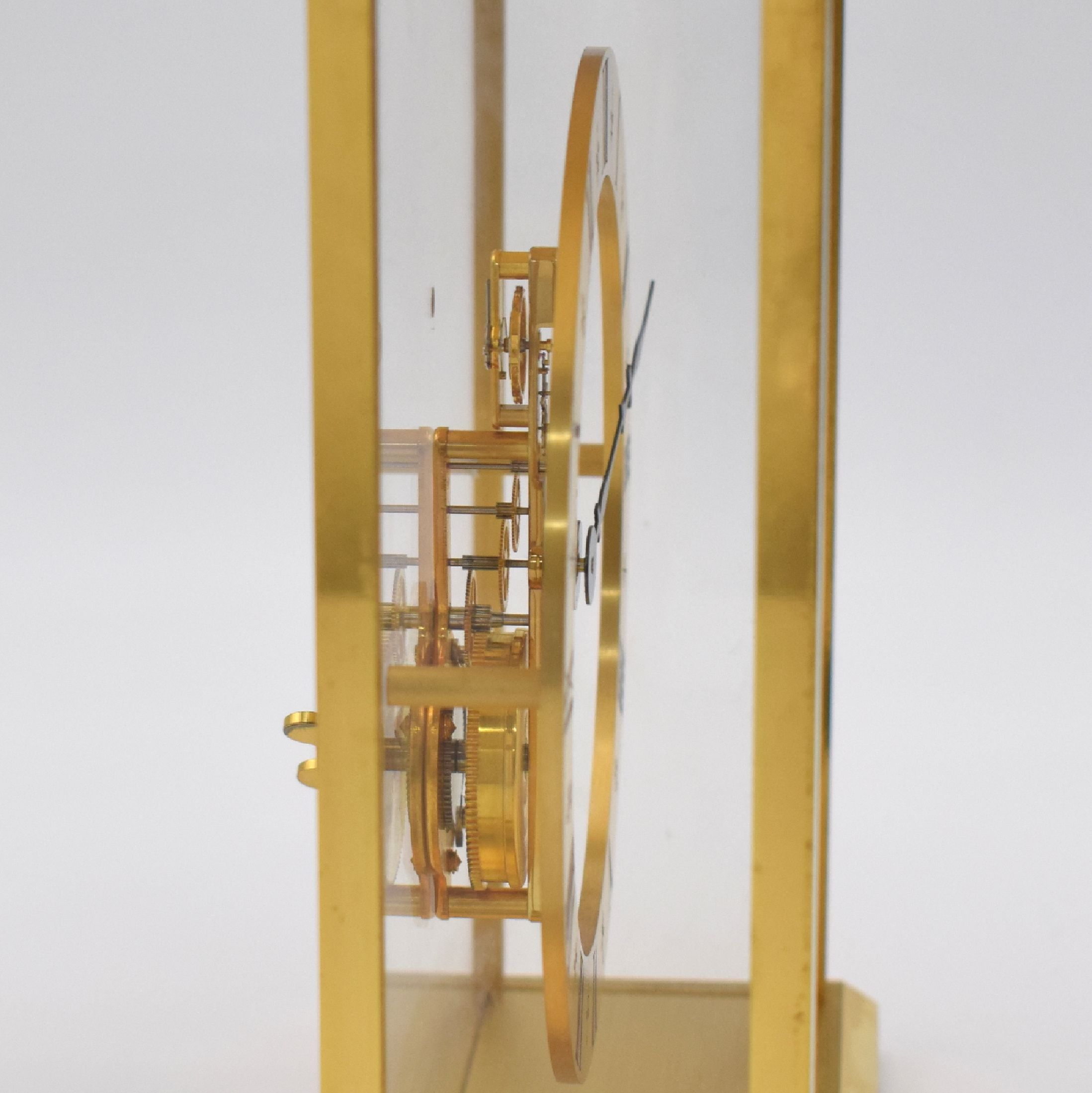 Detail d: Jaeger-LeCoultre Stabwerk-Tischuhr im original Etui, Schweiz verk. lt. orig. Papier 1977, 4-seitig vergl. Geh., verg., Signatur am vorderen Glas ...