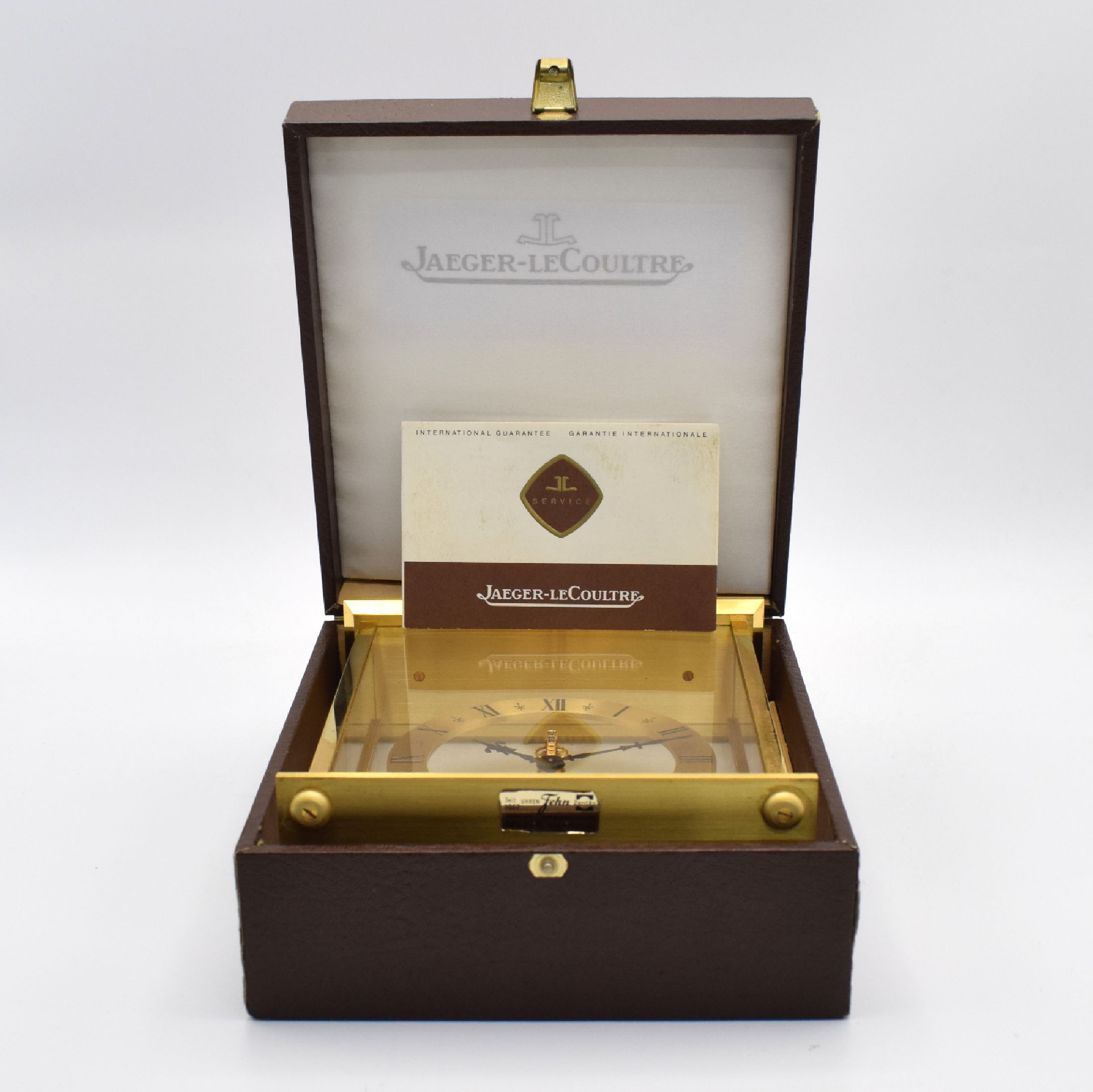 Detail h: Jaeger-LeCoultre Stabwerk-Tischuhr im original Etui, Schweiz verk. lt. orig. Papier 1977, 4-seitig vergl. Geh., verg., Signatur am vorderen Glas ...