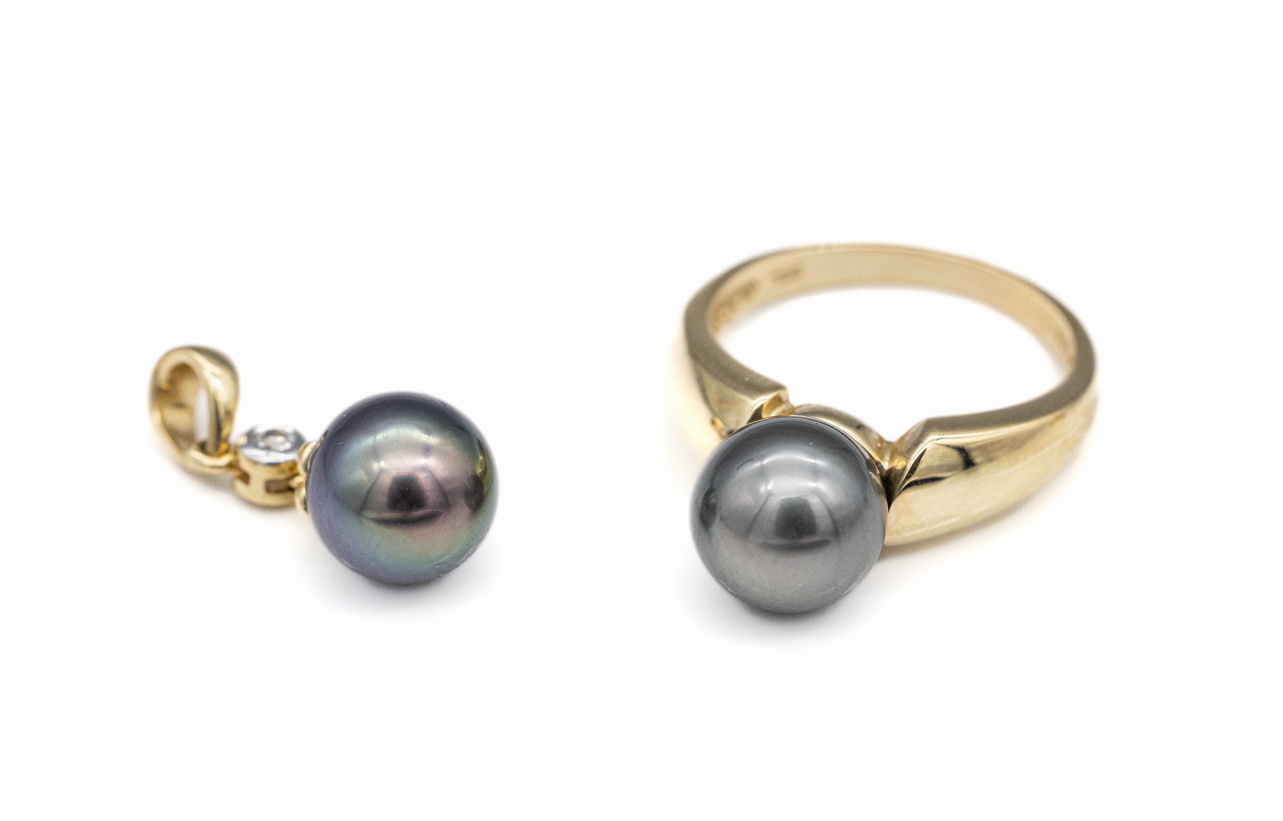 Detail a: 14 kt Gold Zuchtperlen-Schmuckset, GG 585/000, Ring mit 1 grauen Zuchtperle Durchm. ca. 8.2 mm, RW 53; Anhänger mit 1 grauen Zuchtperle Durchm. ca. ...