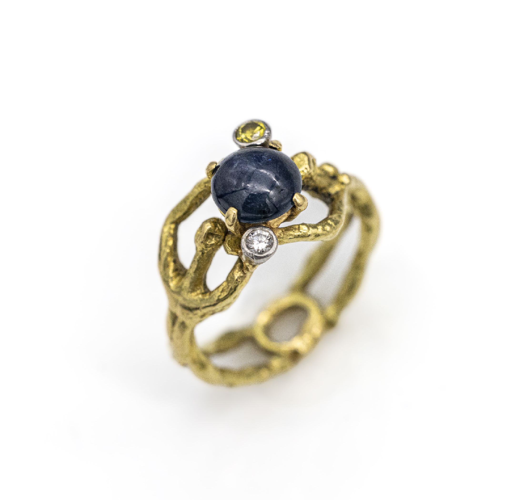 18 kt Gold Saphir-Brillant-Ring, GG 750/000, abstrakte Gestaltung, mittig 1 Saphircabochon ca. 1.0 ct, 2 Brillanten zus. ca. 0,10 ct, 1 x Weiß/si, ...