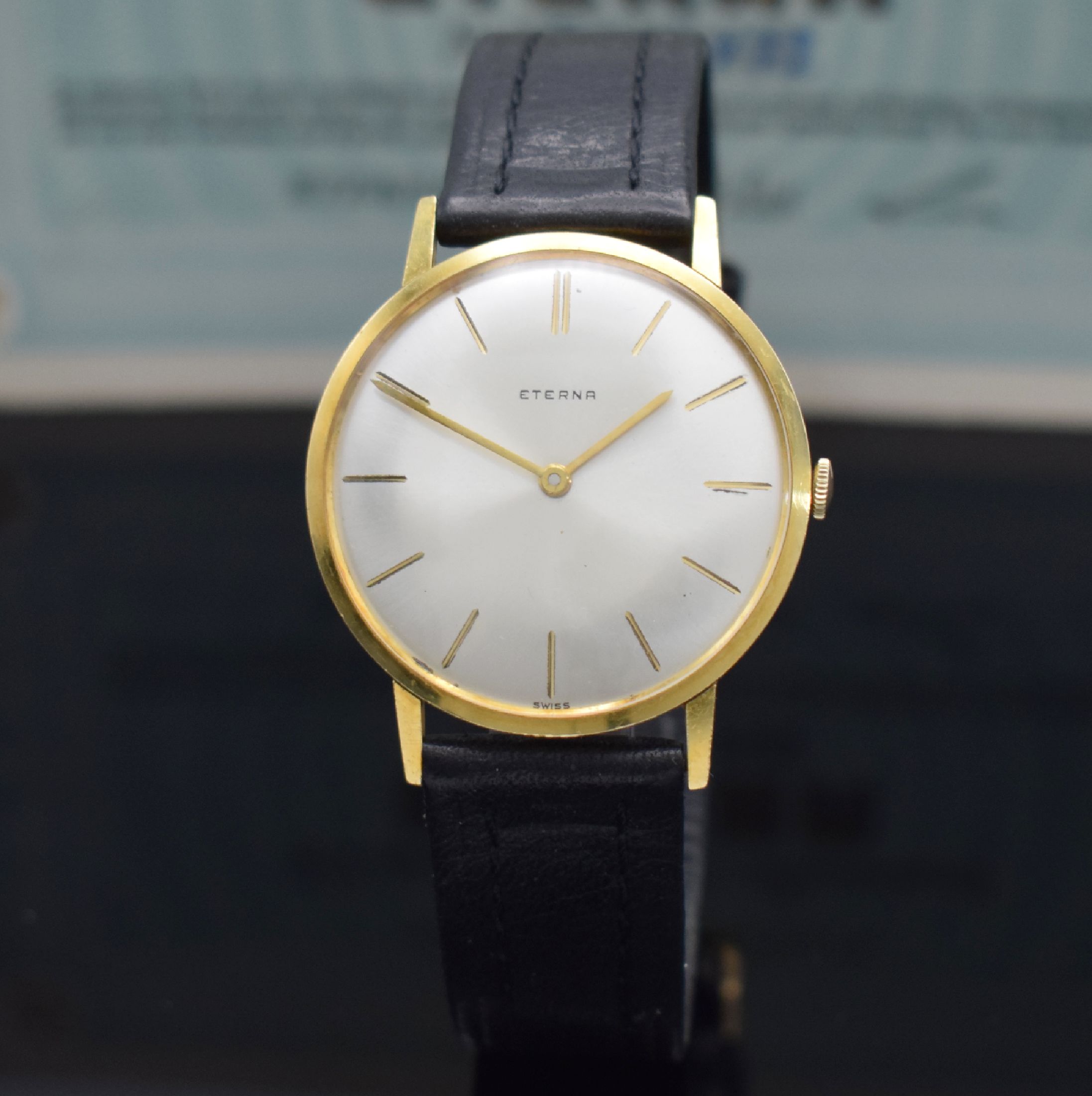 Detail a: ETERNA Herrenarmbanduhr in GG 750/000 mit original Papier Referenz 744, Schweiz verk. lt. Papier 1964, Handaufzug, flaches Geh., Boden & Glasrand ...