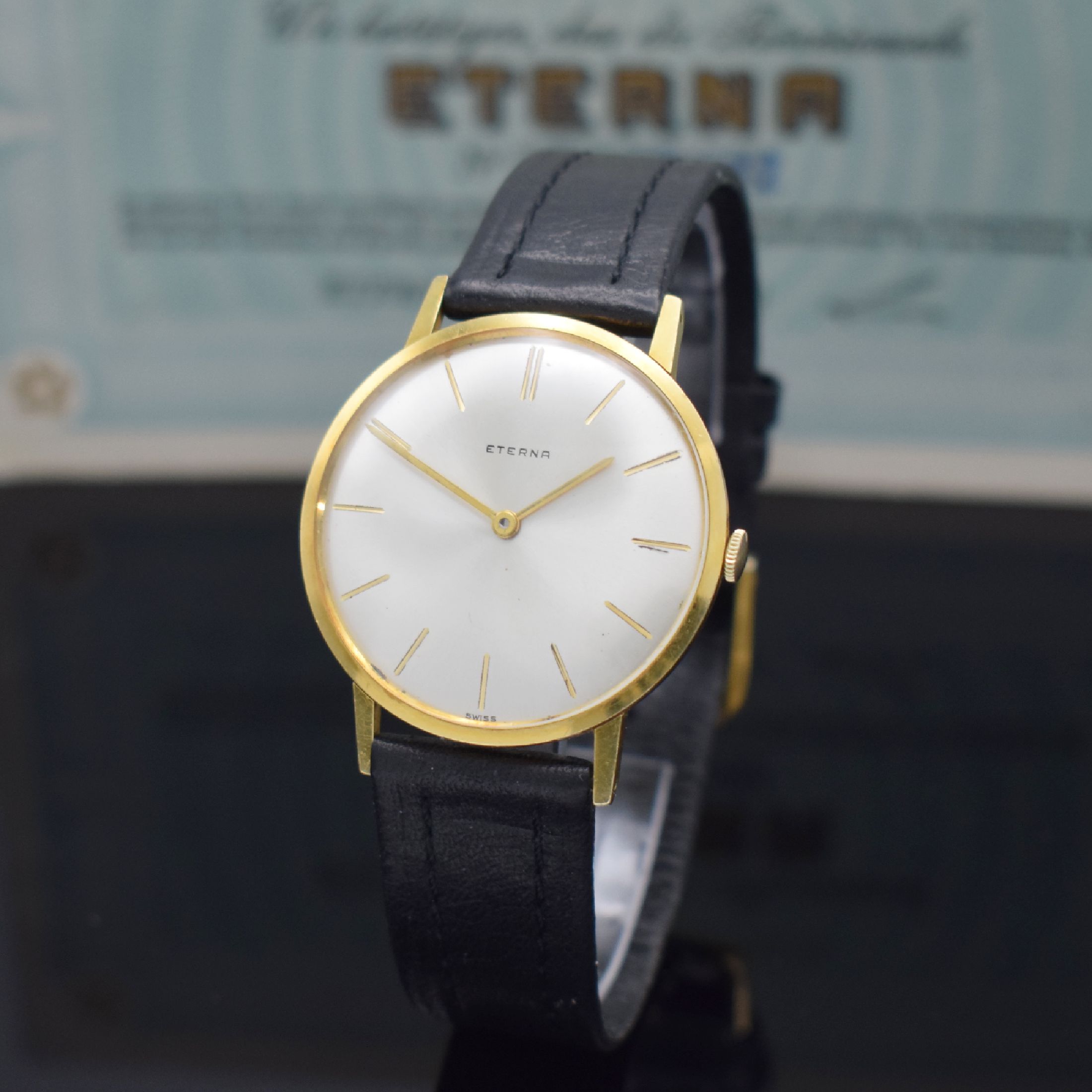 Detail c: ETERNA Herrenarmbanduhr in GG 750/000 mit original Papier Referenz 744, Schweiz verk. lt. Papier 1964, Handaufzug, flaches Geh., Boden & Glasrand ...