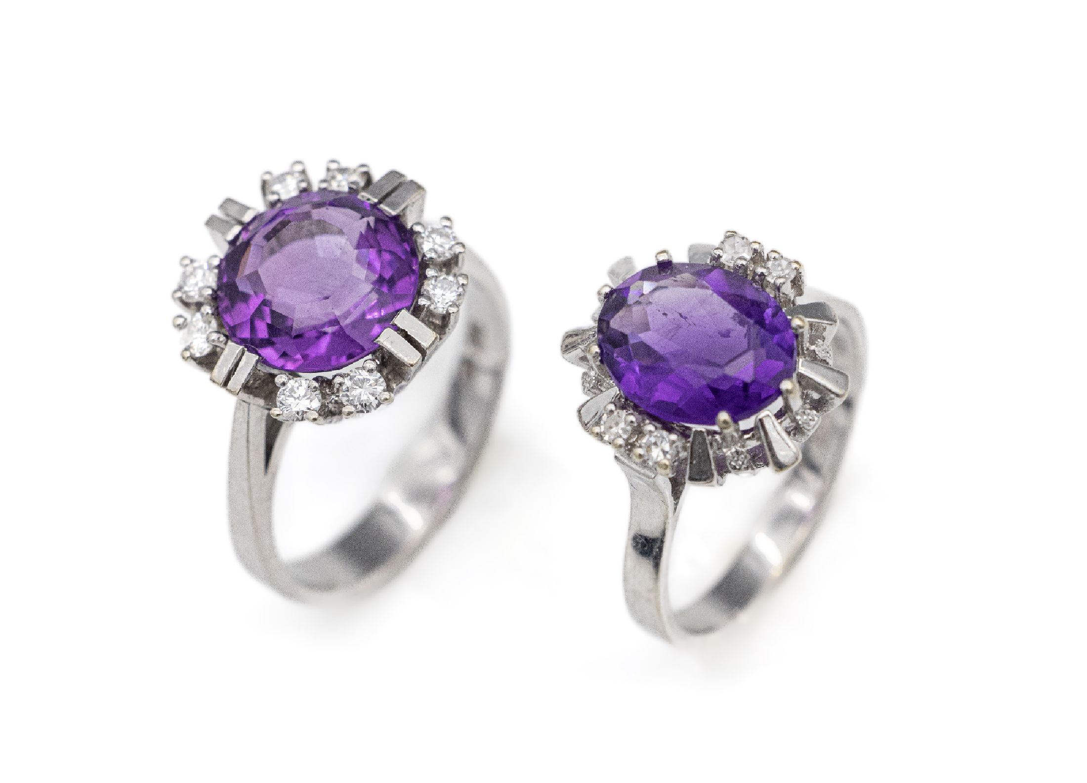 Konvolut 2 14 kt Gold Amethyst-Diamant-Ringe, WG 585/000, 1 x rundfacett. Amethyst ca. 4.0 ct, 8 Brillanten zus. ca. 0.24 ct Weiß/vs-si, RW 54; 1 x ...