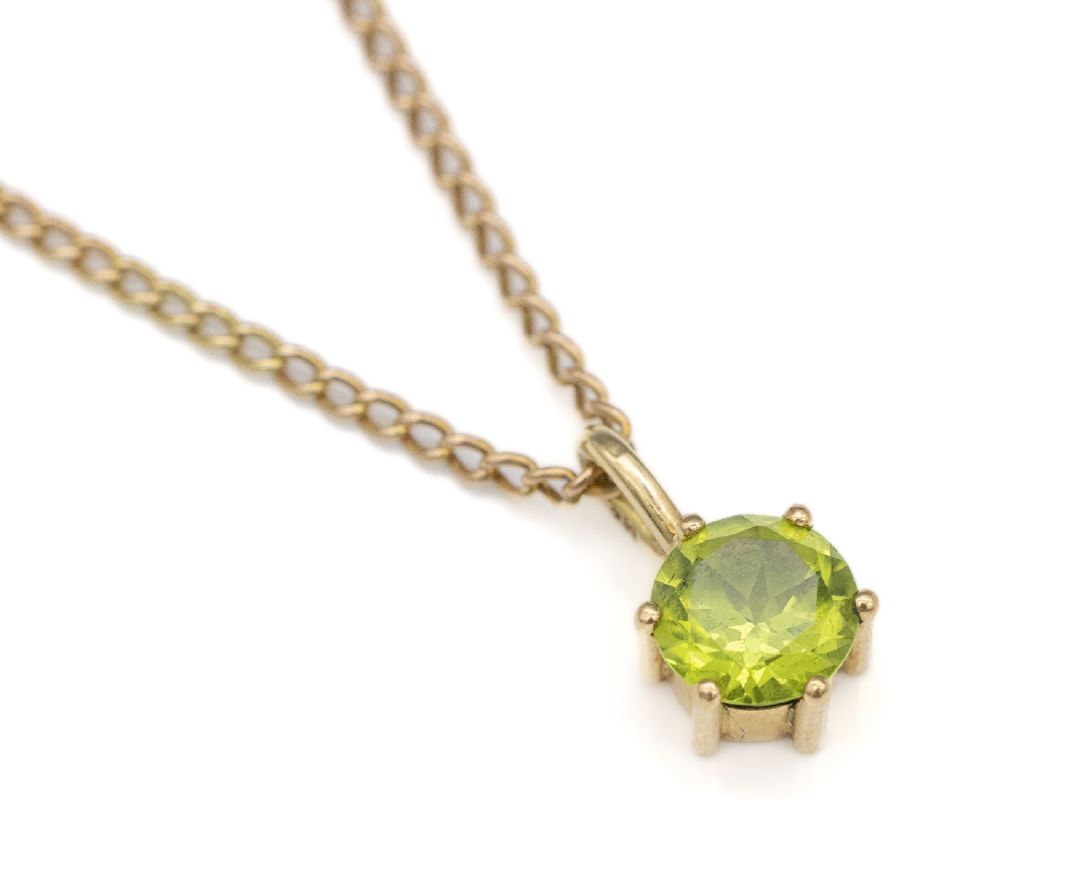 18 kt Gold Peridot-Anhänger, GG 750/000, einzelner rundfacett. Peridot ca. 1.10 ct, an Kette, GG 750/000, Schließe, GG 375/000 sek., L. ca. 40 cm, ...