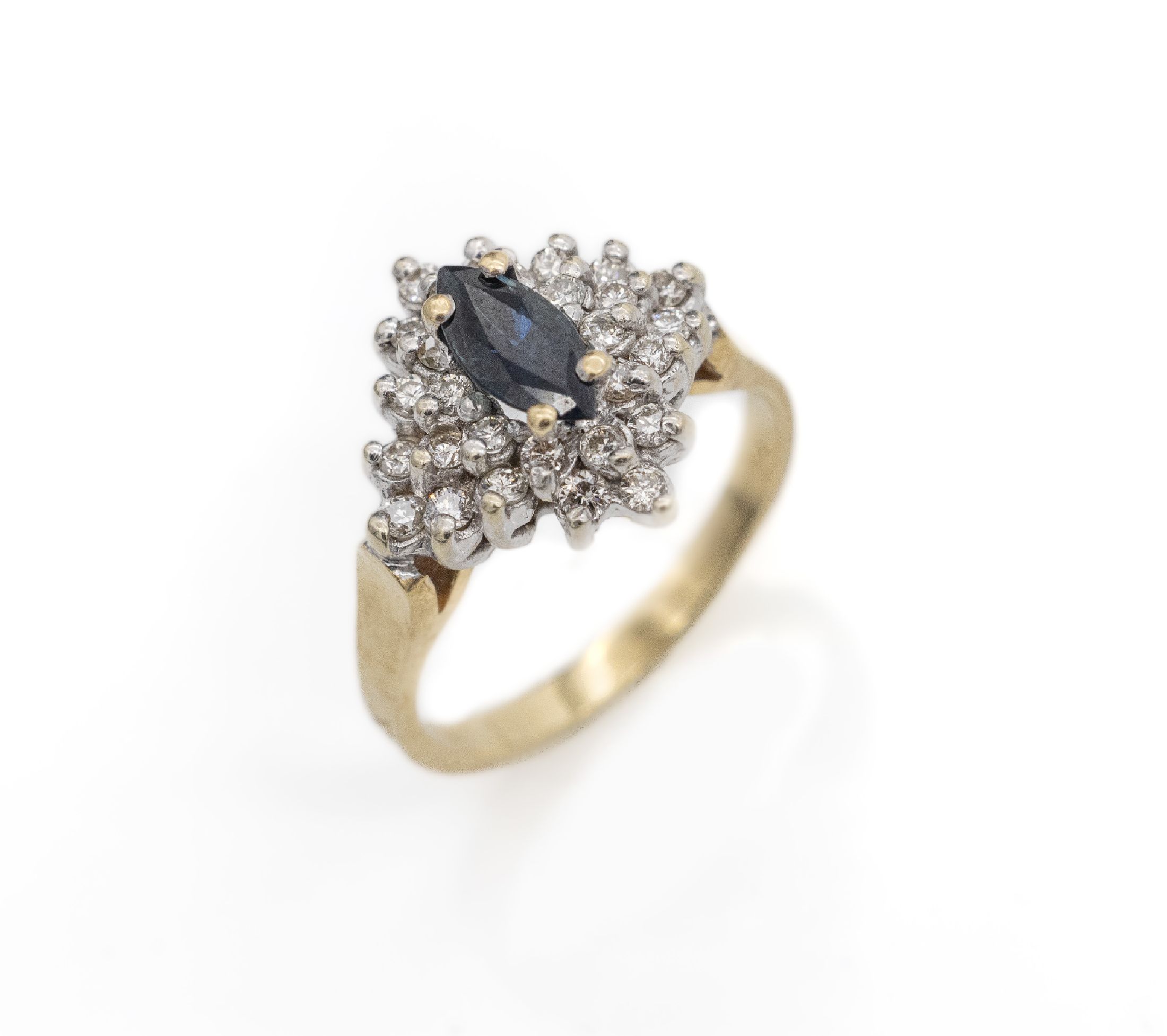 14 kt Gold Saphir-Brillant-Ring, GG/WG 585/000, 1 Saphir-Navette ca. 1.0 ct, 27 Brillanten zus. ca. 0.54 ct Weiß-l.get. Weiß/si-p, ca. 4.0 g, RW 52