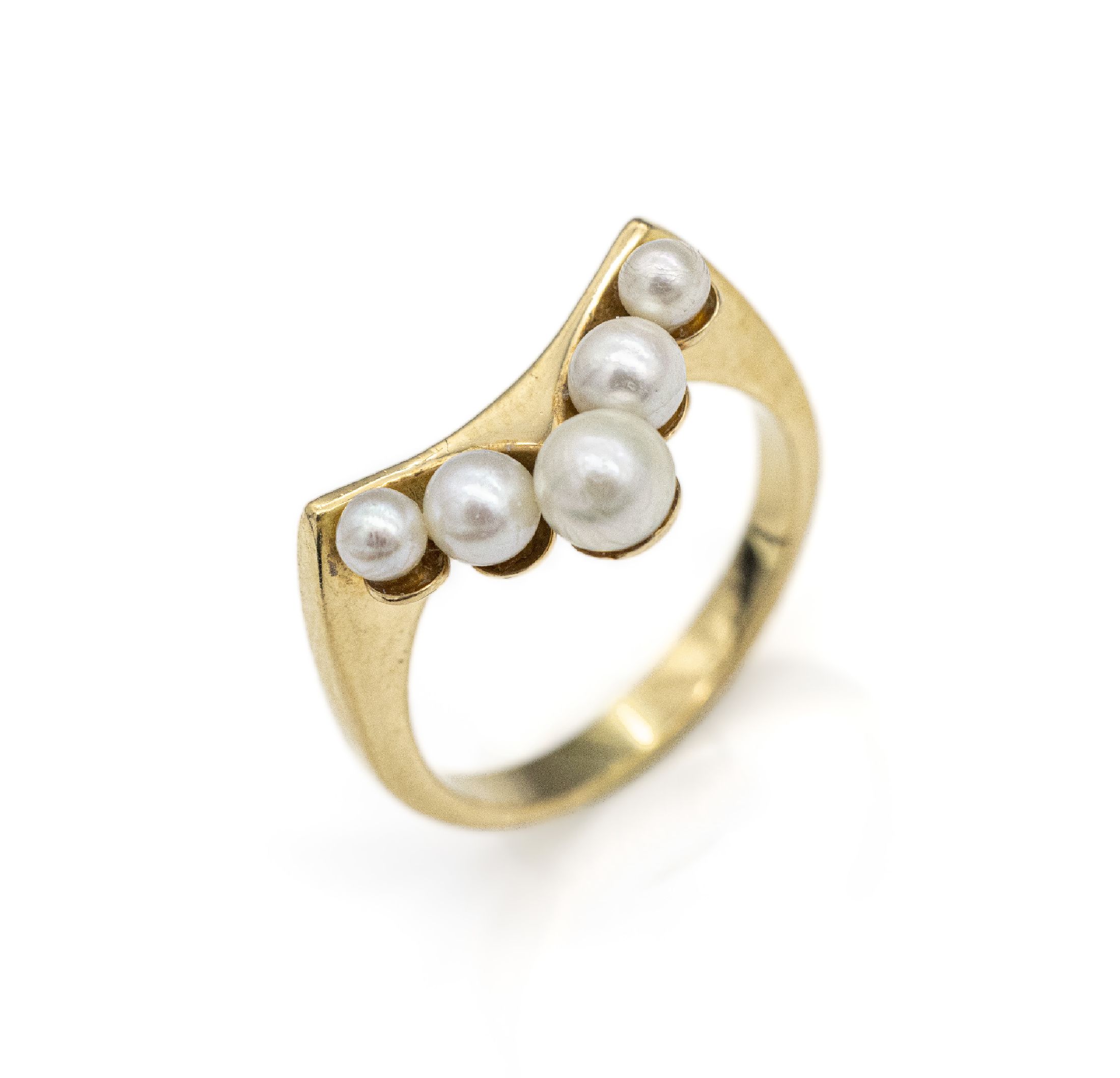 18 kt Gold Perl-Ring, GG 750/000, 5 weiße Zuchtperlen, Meistermarke verschlagen,wohl Kley, massive Ausführung, total ca. 9.0 g, RW 61